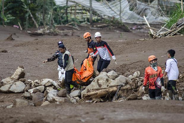 Tim SAR gabungan mengevakuasi jenazah korban bencana tanah longsor yang ditemukan di Desa Pasirlangu, Cisarua, Kabupaten Bandung Barat, Jawa Barat, Minggu (25/1/2026). Berdasarkan hasil asesmen tim SAR gabungan hingga Minggu (25/1) pukul 10.00 WIB, sebanyak 34 Kepala Keluarga (KK) atau 113 jiwa terdampak bencana tanah longsor dengan rincian 23 orang selamat, 11 orang ditemukan meninggal dunia, dan 79 lainnya masih dalam pencarian.