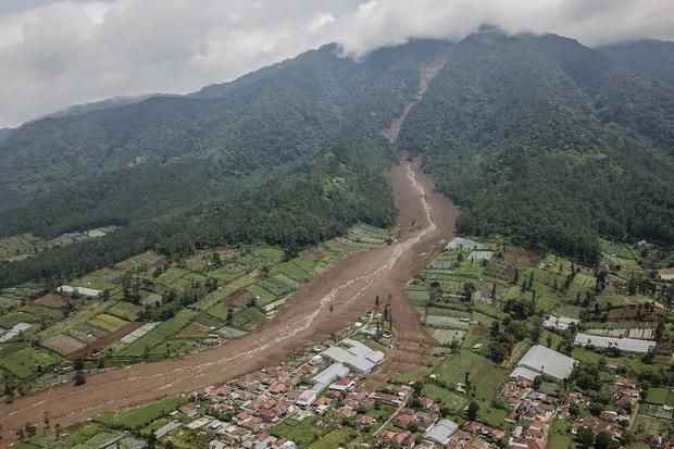 Foto udara kondisi lahan pertanian dan rumah warga yang terdampak bencana tanah longsor di Desa Pasirlangu, Cisarua, Kabupaten Bandung Barat, Jawa Barat, Minggu (25/1/2026). Berdasarkan hasil asesmen tim SAR gabungan hingga Minggu (25/1) pukul 10.00 WIB, sebanyak 34 Kepala Keluarga (KK) atau 113 jiwa terdampak bencana tanah longsor dengan rincian 23 orang selamat, 11 orang ditemukan meninggal dunia, dan 79 lainnya masih dalam pencarian.