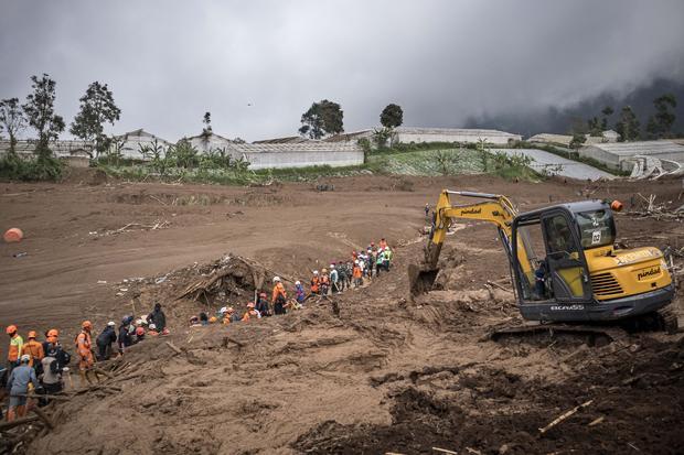 Tim SAR gabungan melakukan pencarian korban bencana tanah longsor di Desa Pasirlangu, Cisarua, Kabupaten Bandung Barat, Jawa Barat, Minggu (25/1/2026). Berdasarkan hasil asesmen tim SAR gabungan hingga Minggu (25/1) pukul 10.00 WIB, sebanyak 34 Kepala Keluarga (KK) atau 113 jiwa terdampak bencana tanah longsor dengan rincian 23 orang selamat, 11 orang ditemukan meninggal dunia, dan 79 lainnya masih dalam pencarian.