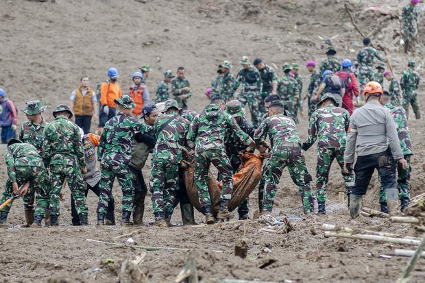 Tim SAR gabungan mengevakuasi jenazah korban bencana tanah longsor yang ditemukan di Desa Pasirlangu, Cisarua, Kabupaten Bandung Barat, Jawa Barat, Minggu (25/1/2026). Berdasarkan hasil asesmen tim SAR gabungan hingga Minggu (25/1) pukul 10.00 WIB, sebanyak 34 Kepala Keluarga (KK) atau 113 jiwa terdampak bencana tanah longsor dengan rincian 23 orang selamat, 11 orang ditemukan meninggal dunia, dan 79 lainnya masih dalam pencarian.