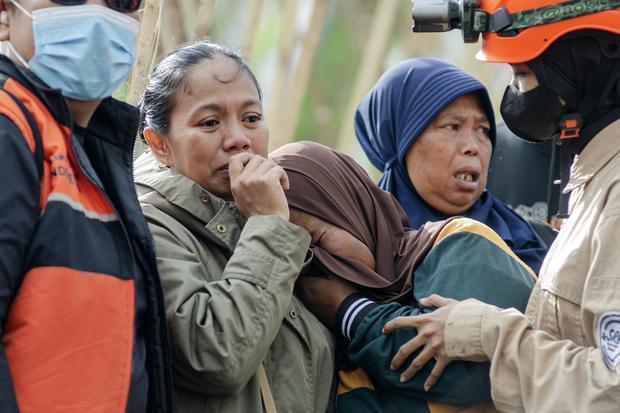 Keluarga korban bencana tanah longsor menunggu proses pencarian korban di Desa Pasirlangu, Cisarua, Kabupaten Bandung Barat, Jawa Barat, Minggu (25/1/2026). Berdasarkan hasil asesmen tim SAR gabungan hingga Minggu (25/1) pukul 10.00 WIB, sebanyak 34 Kepala Keluarga (KK) atau 113 jiwa terdampak bencana tanah longsor dengan rincian 23 orang selamat, 11 orang ditemukan meninggal dunia, dan 79 lainnya masih dalam pencarian.