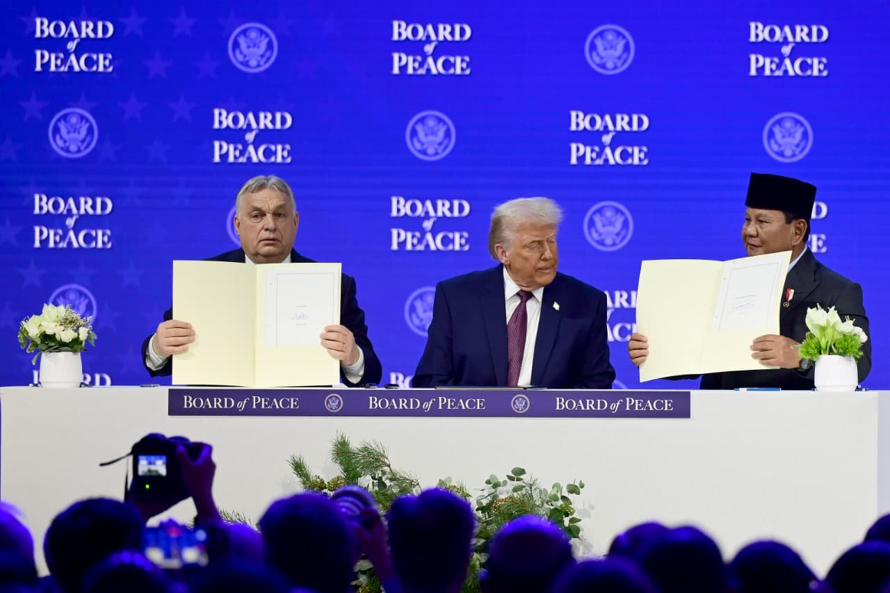 Presiden Prabowo Subianto, Presiden Amerika Serikat Donald Trump, dan Perdana Menteri Hungaria Viktor Orban saat penandatanganan Piagam Dewan Perdamaian di Davos, Swiss, Kamis (22/1). Foto: Muchlis Jr - Biro Pers Sekretariat Presiden