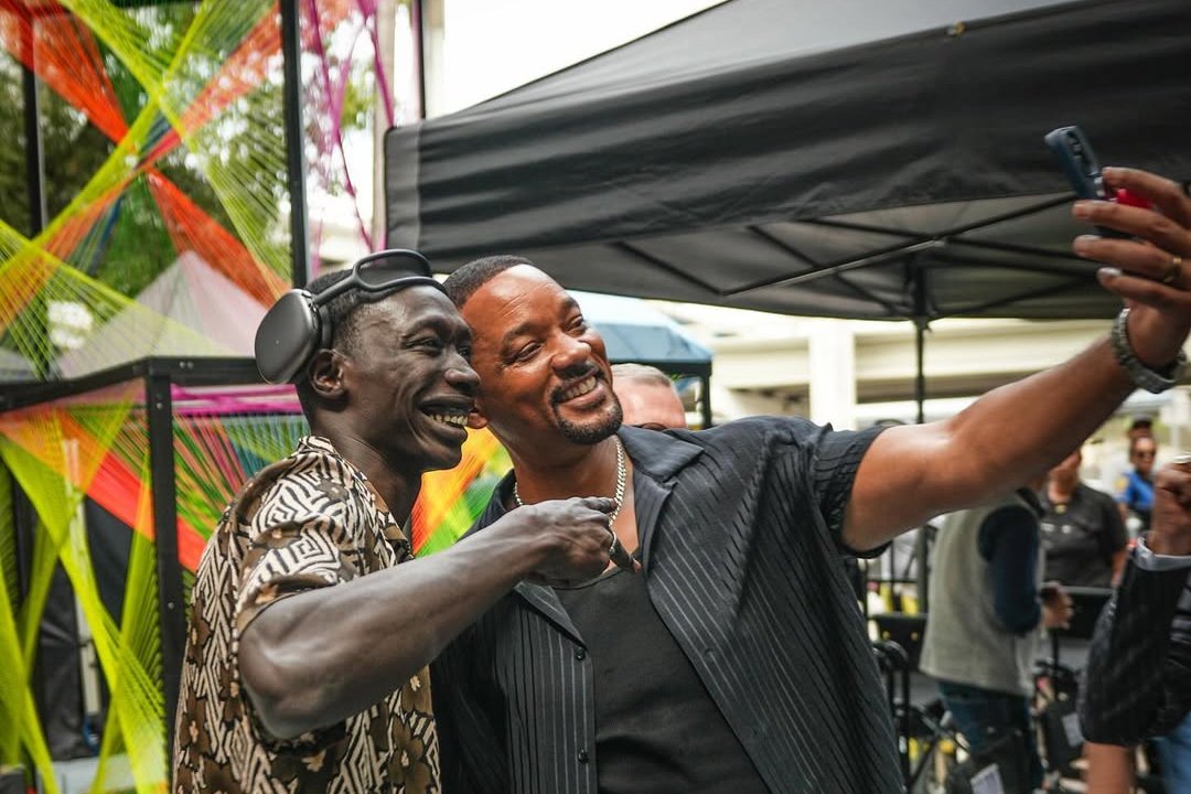 Kreator konten TikTok asal Senegal, Khaby Lame, bersama dengan Will Smith. 