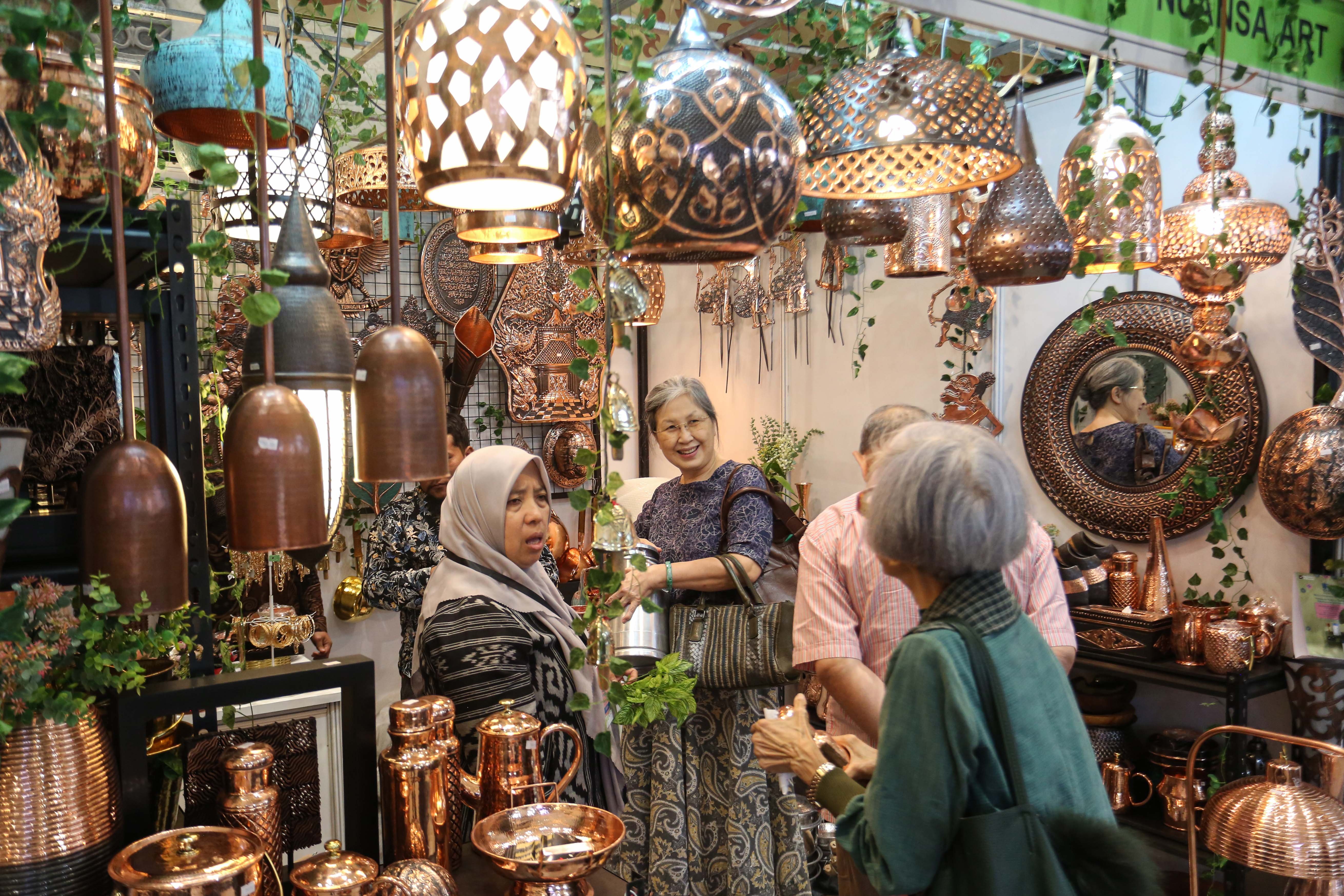 Pengunjung melihat produk kerajinan pada pameran The Jakarta International Handicraft Trade Fair (INACRAFT) 2026 di Jakarta International Convention Center, Jakarta, Rabu (4/2/2026). Pameran kerajinan tangan terbesar di Asia Tenggara yang diikuti oleh 1.019 peserta dari pelaku UMKM ini menjadi panggung untuk memperluas peluang usaha ke tingkat nasional dan global.