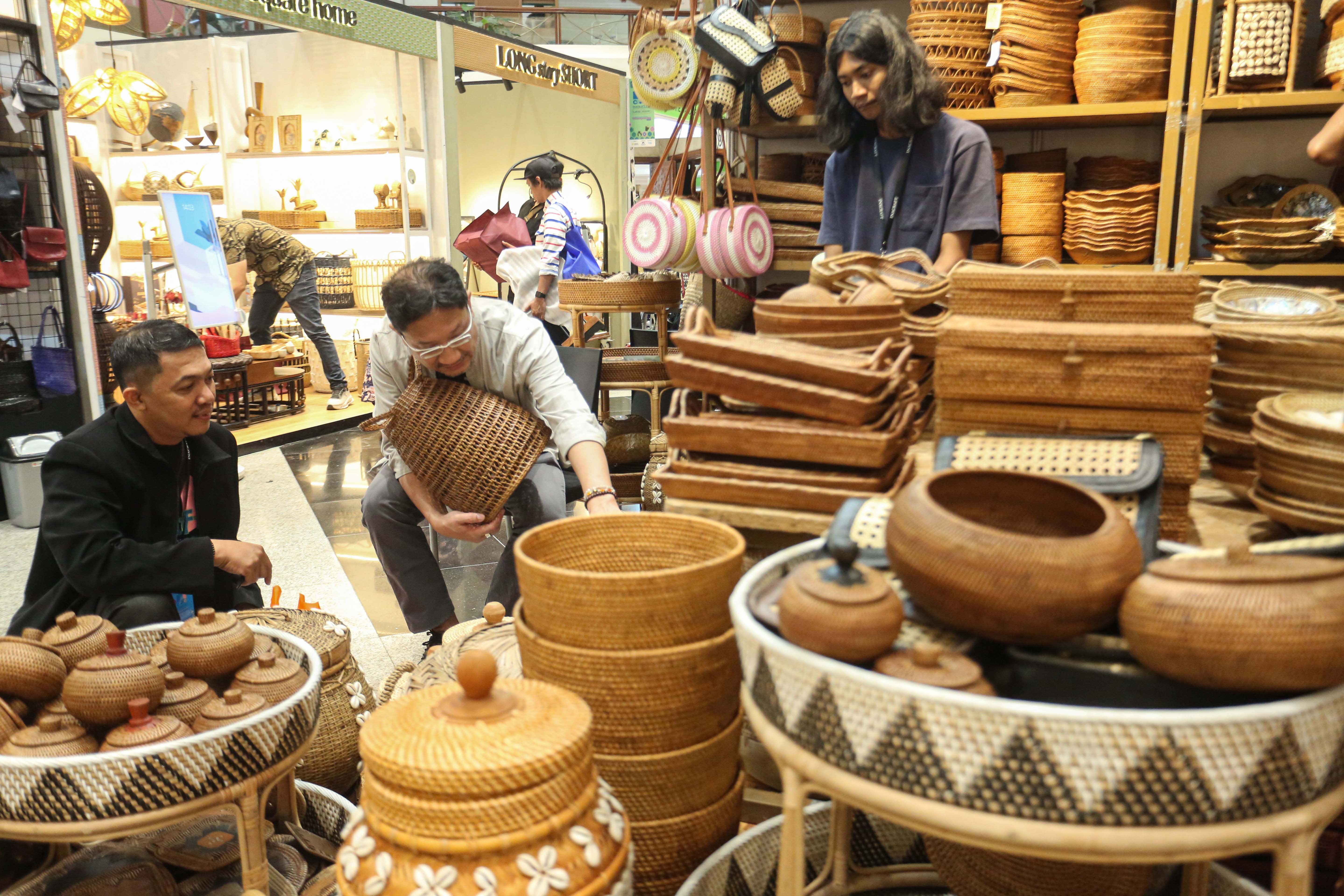 Pengunjung melihat produk kerajinan pada pameran The Jakarta International Handicraft Trade Fair (INACRAFT) 2026 di Jakarta International Convention Center, Jakarta, Rabu (4/2/2026). Pameran kerajinan tangan terbesar di Asia Tenggara yang diikuti oleh 1.019 peserta dari pelaku UMKM ini menjadi panggung untuk memperluas peluang usaha ke tingkat nasional dan global.