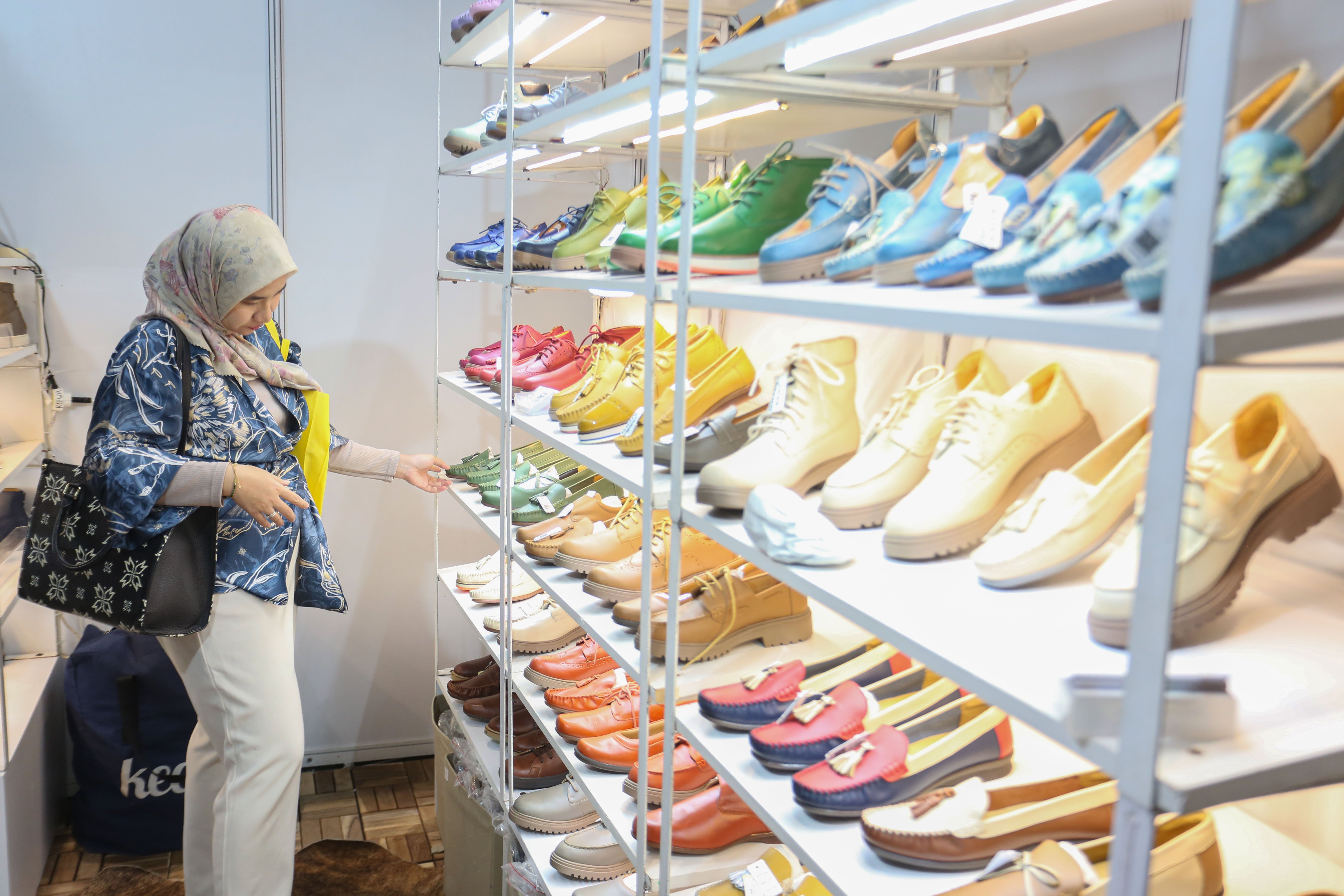 Pengunjung melihat produk kerajinan pada pameran The Jakarta International Handicraft Trade Fair (INACRAFT) 2026 di Jakarta International Convention Center, Jakarta, Rabu (4/2/2026). Pameran kerajinan tangan terbesar di Asia Tenggara yang diikuti oleh 1.019 peserta dari pelaku UMKM ini menjadi panggung untuk memperluas peluang usaha ke tingkat nasional dan global.