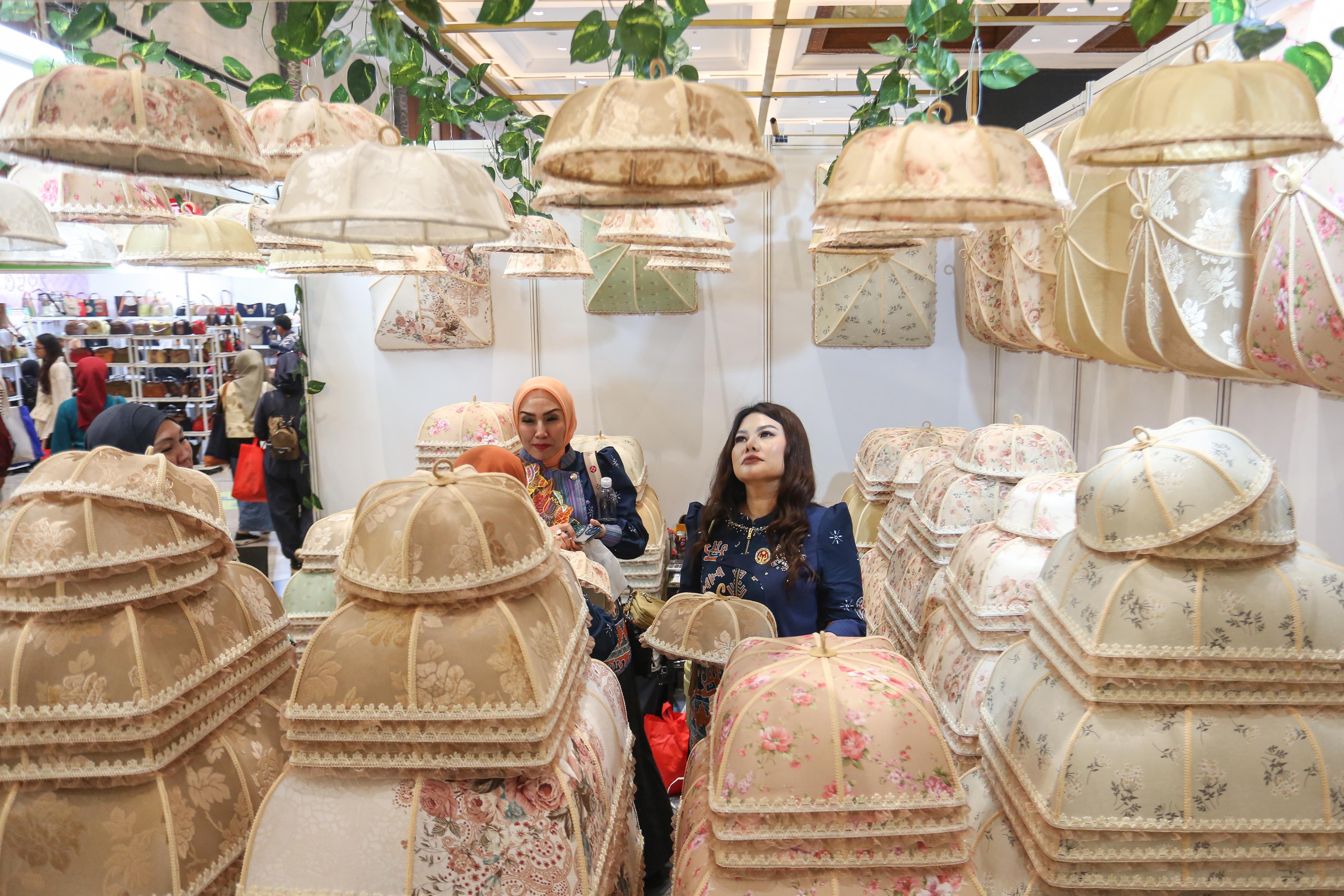 Pengunjung melihat produk kerajinan pada pameran The Jakarta International Handicraft Trade Fair (INACRAFT) 2026 di Jakarta International Convention Center, Jakarta, Rabu (4/2/2026). Pameran kerajinan tangan terbesar di Asia Tenggara yang diikuti oleh 1.019 peserta dari pelaku UMKM ini menjadi panggung untuk memperluas peluang usaha ke tingkat nasional dan global.