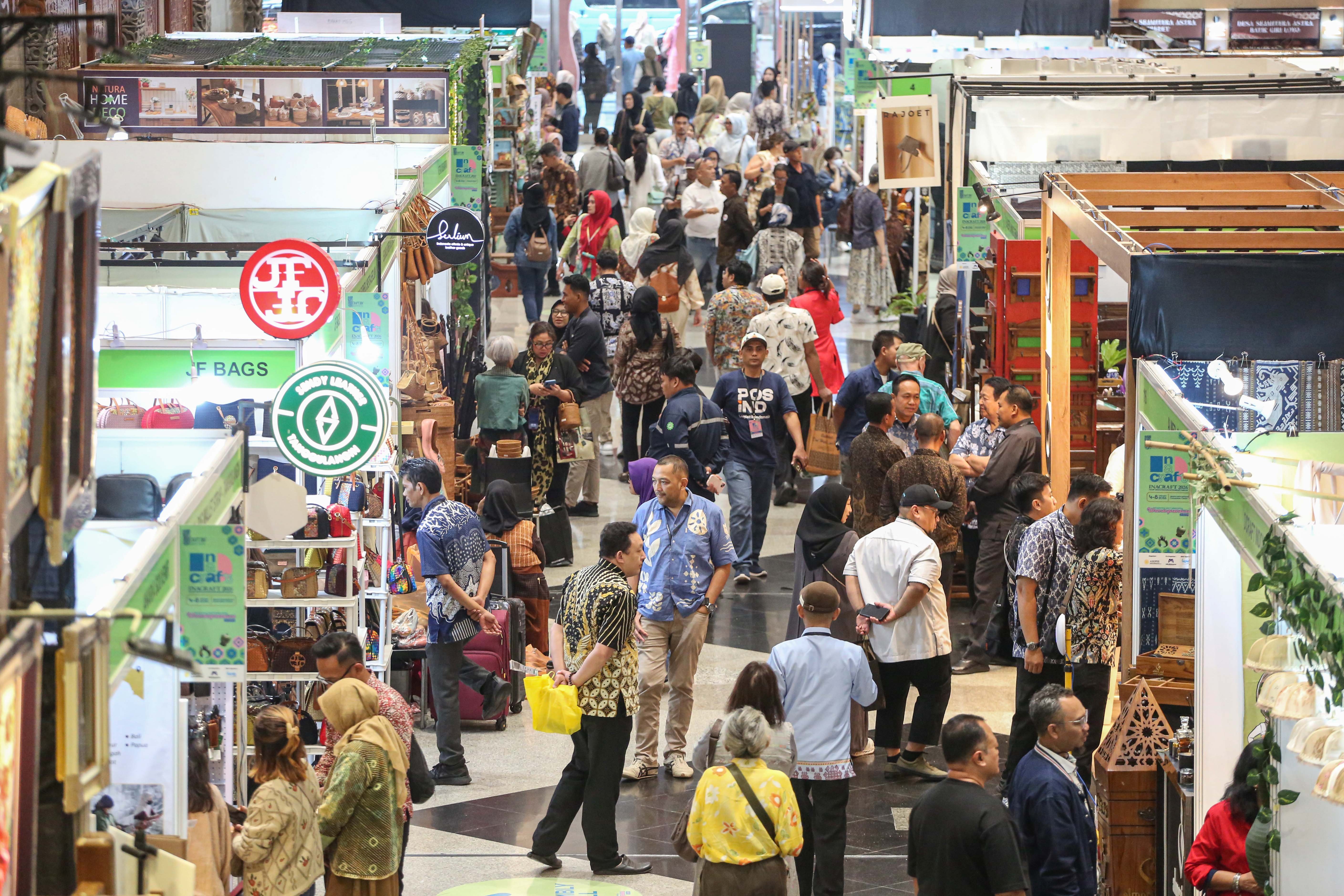 Pengunjung melihat produk kerajinan pada pameran The Jakarta International Handicraft Trade Fair (INACRAFT) 2026 di Jakarta International Convention Center, Jakarta, Rabu (4/2/2026). Pameran kerajinan tangan terbesar di Asia Tenggara yang diikuti oleh 1.019 peserta dari pelaku UMKM ini menjadi panggung untuk memperluas peluang usaha ke tingkat nasional dan global.