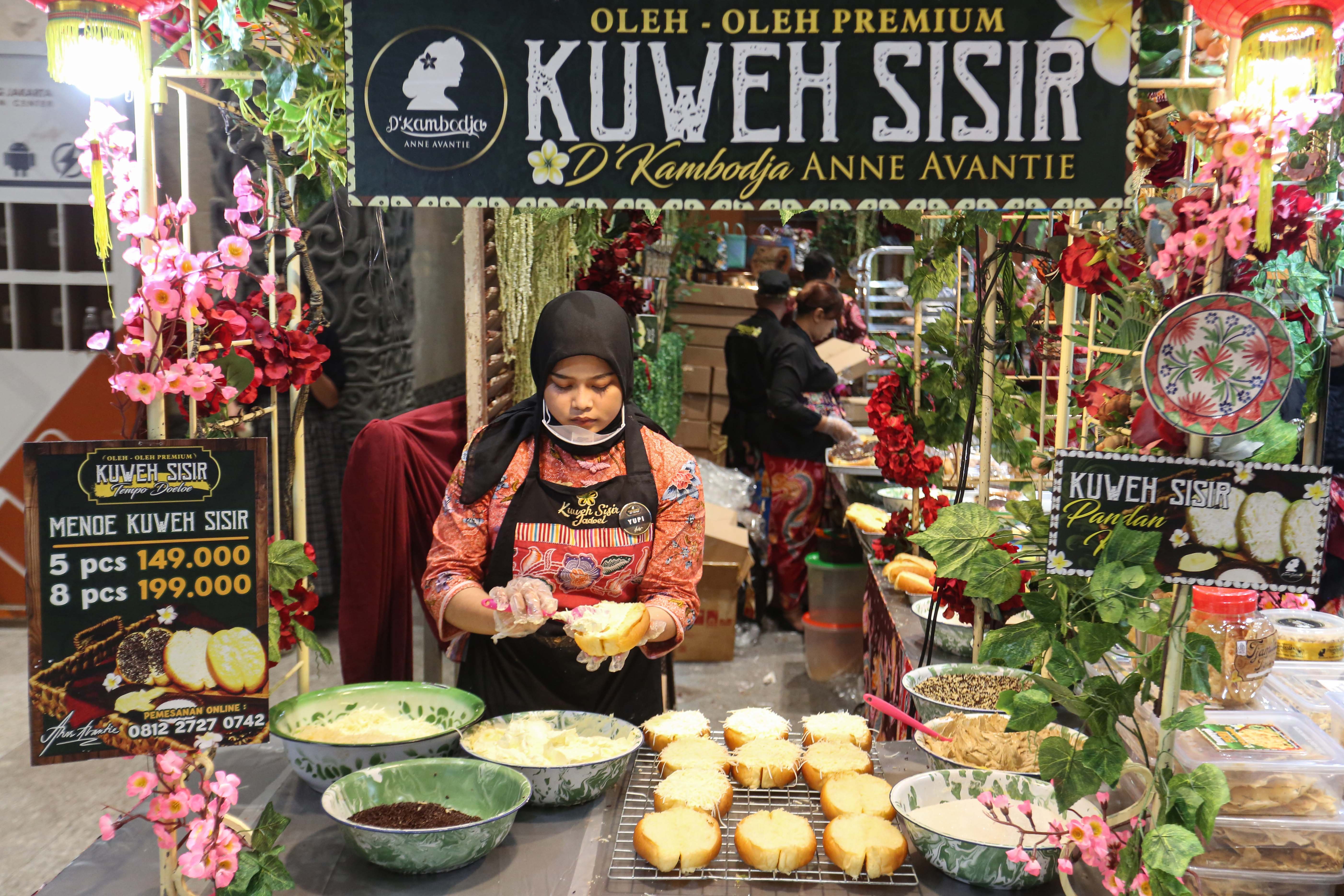 Pelaku UMKM membuat kue sisir pada pameran The Jakarta International Handicraft Trade Fair (INACRAFT) 2026 di Jakarta International Convention Center, Jakarta, Rabu (4/2/2026). Pameran kerajinan tangan terbesar di Asia Tenggara yang diikuti oleh 1.019 peserta dari pelaku UMKM ini menjadi panggung untuk memperluas peluang usaha ke tingkat nasional dan global.