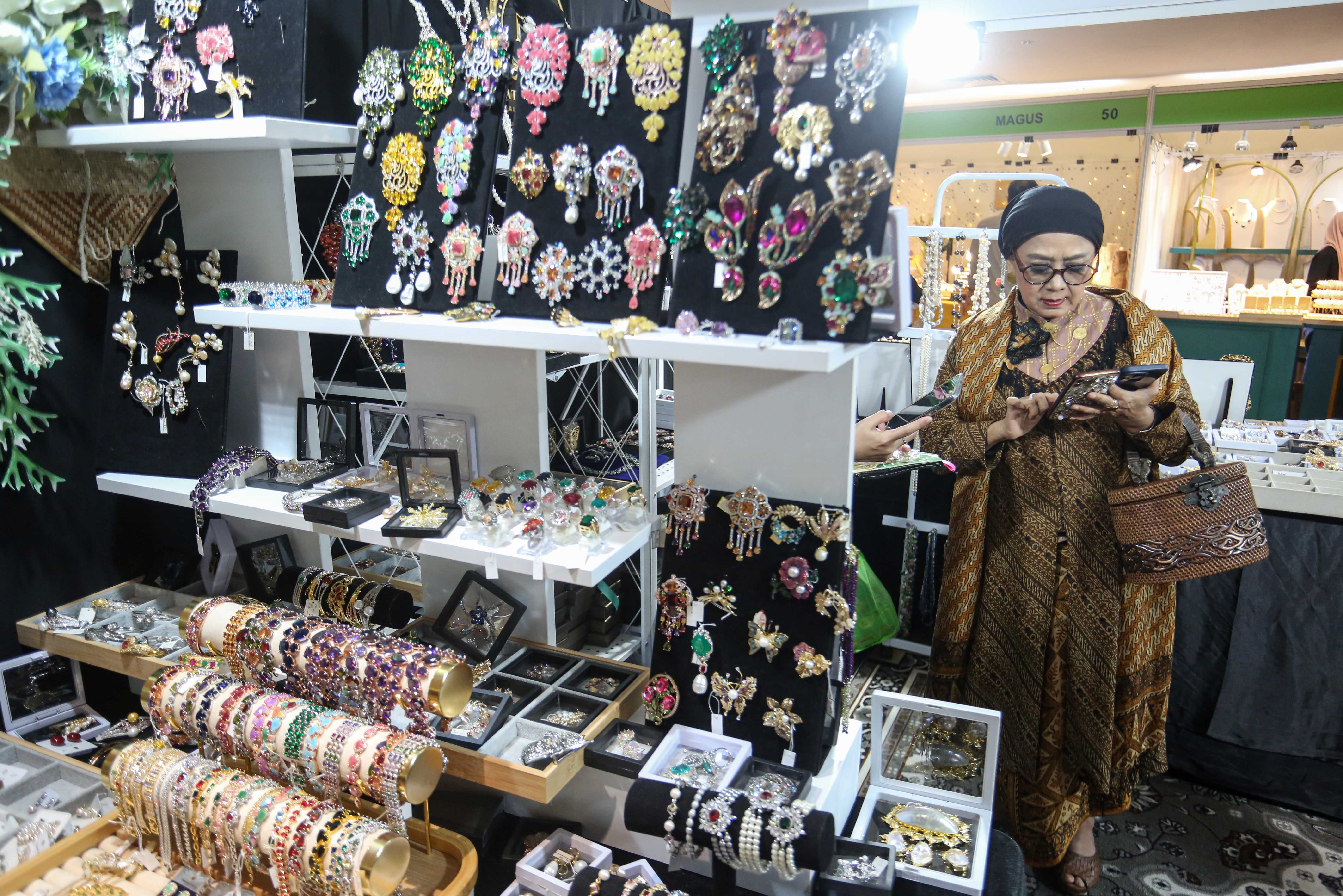 Pengunjung melihat produk kerajinan pada pameran The Jakarta International Handicraft Trade Fair (INACRAFT) 2026 di Jakarta International Convention Center, Jakarta, Rabu (4/2/2026). Pameran kerajinan tangan terbesar di Asia Tenggara yang diikuti oleh 1.019 peserta dari pelaku UMKM ini menjadi panggung untuk memperluas peluang usaha ke tingkat nasional dan global.