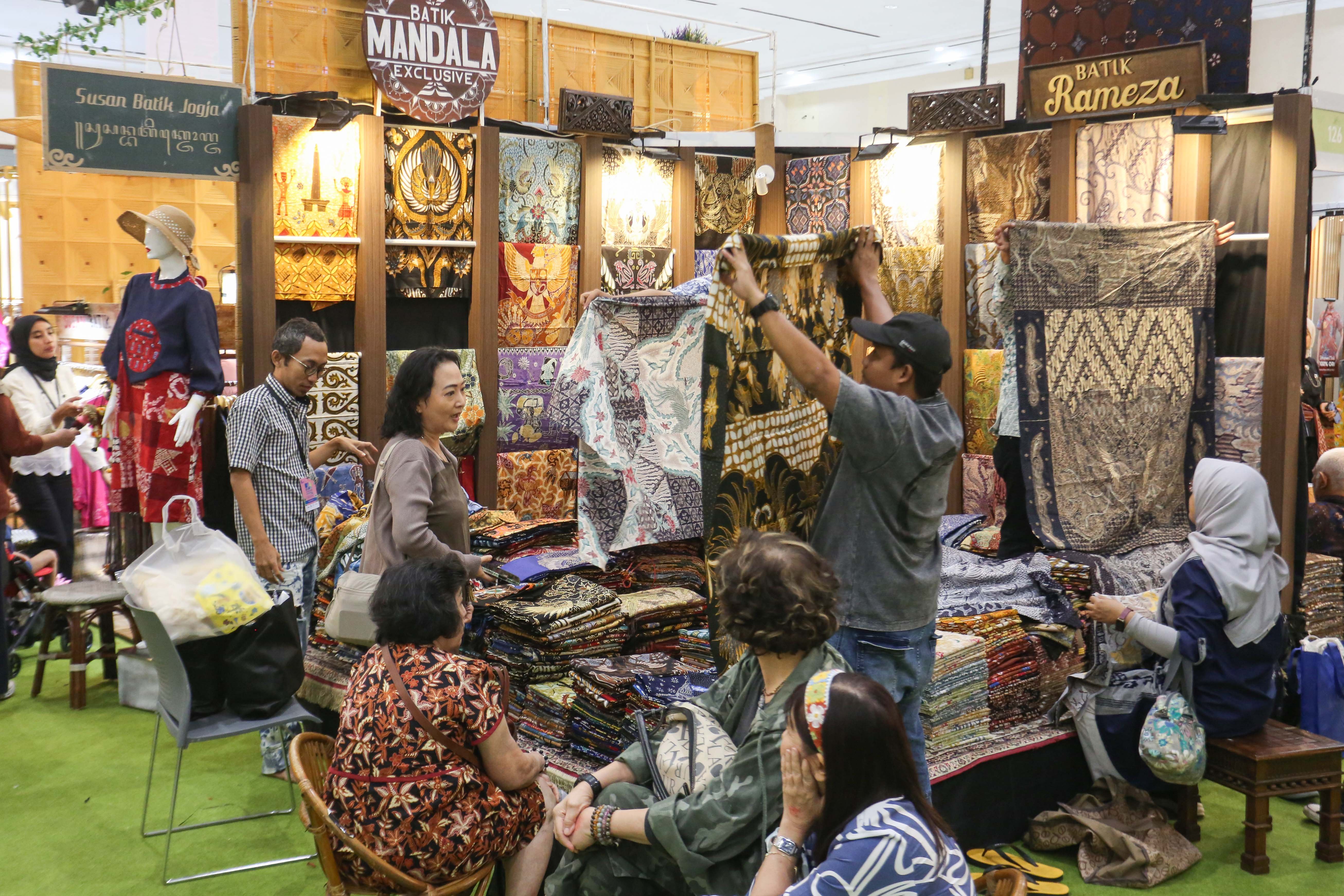 Pengunjung melihat produk kerajinan pada pameran The Jakarta International Handicraft Trade Fair (INACRAFT) 2026 di Jakarta International Convention Center, Jakarta, Rabu (4/2/2026). Pameran kerajinan tangan terbesar di Asia Tenggara yang diikuti oleh 1.019 peserta dari pelaku UMKM ini menjadi panggung untuk memperluas peluang usaha ke tingkat nasional dan global.