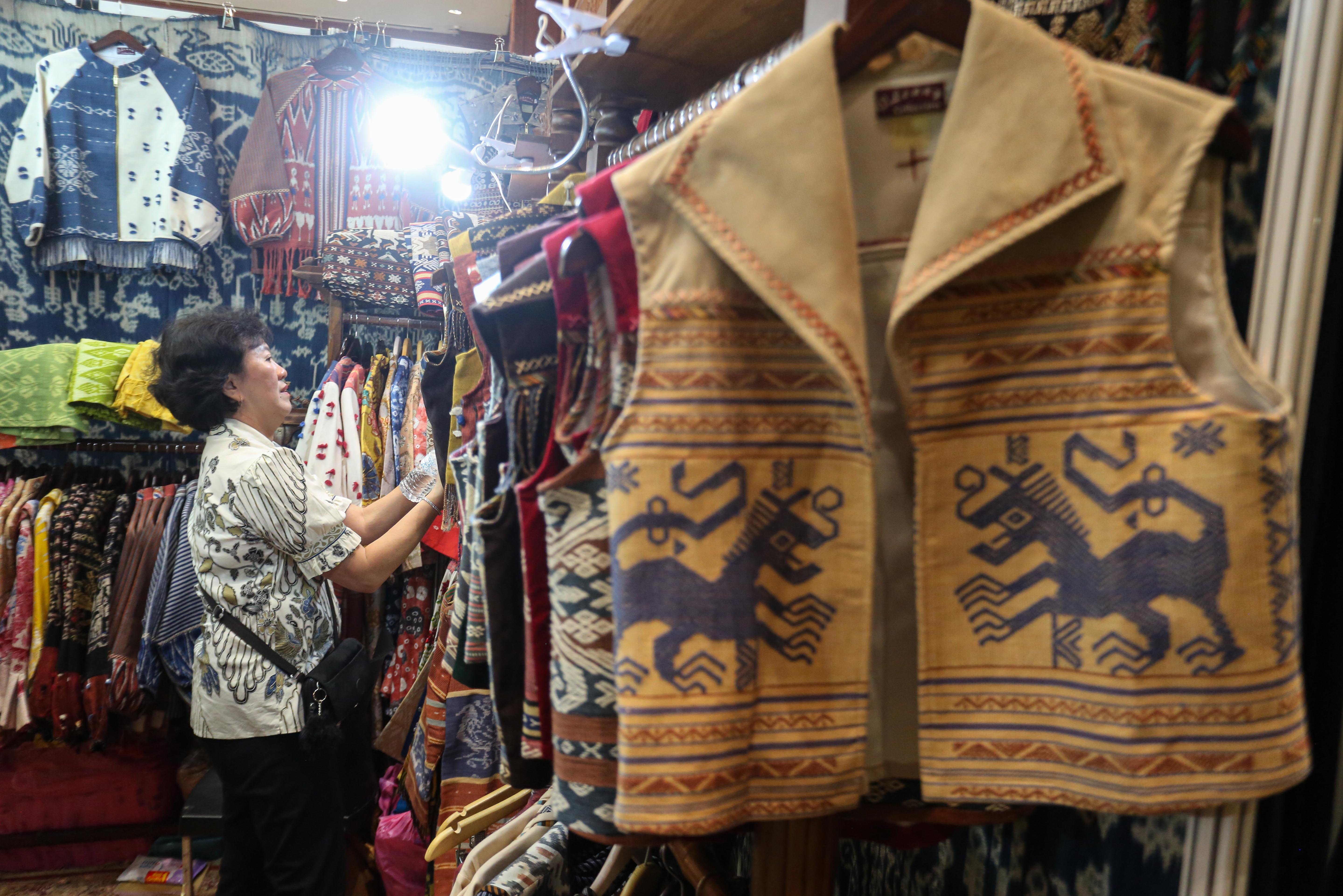 Pengunjung melihat produk kerajinan pada pameran The Jakarta International Handicraft Trade Fair (INACRAFT) 2026 di Jakarta International Convention Center, Jakarta, Rabu (4/2/2026). Pameran kerajinan tangan terbesar di Asia Tenggara yang diikuti oleh 1.019 peserta dari pelaku UMKM ini menjadi panggung untuk memperluas peluang usaha ke tingkat nasional dan global.