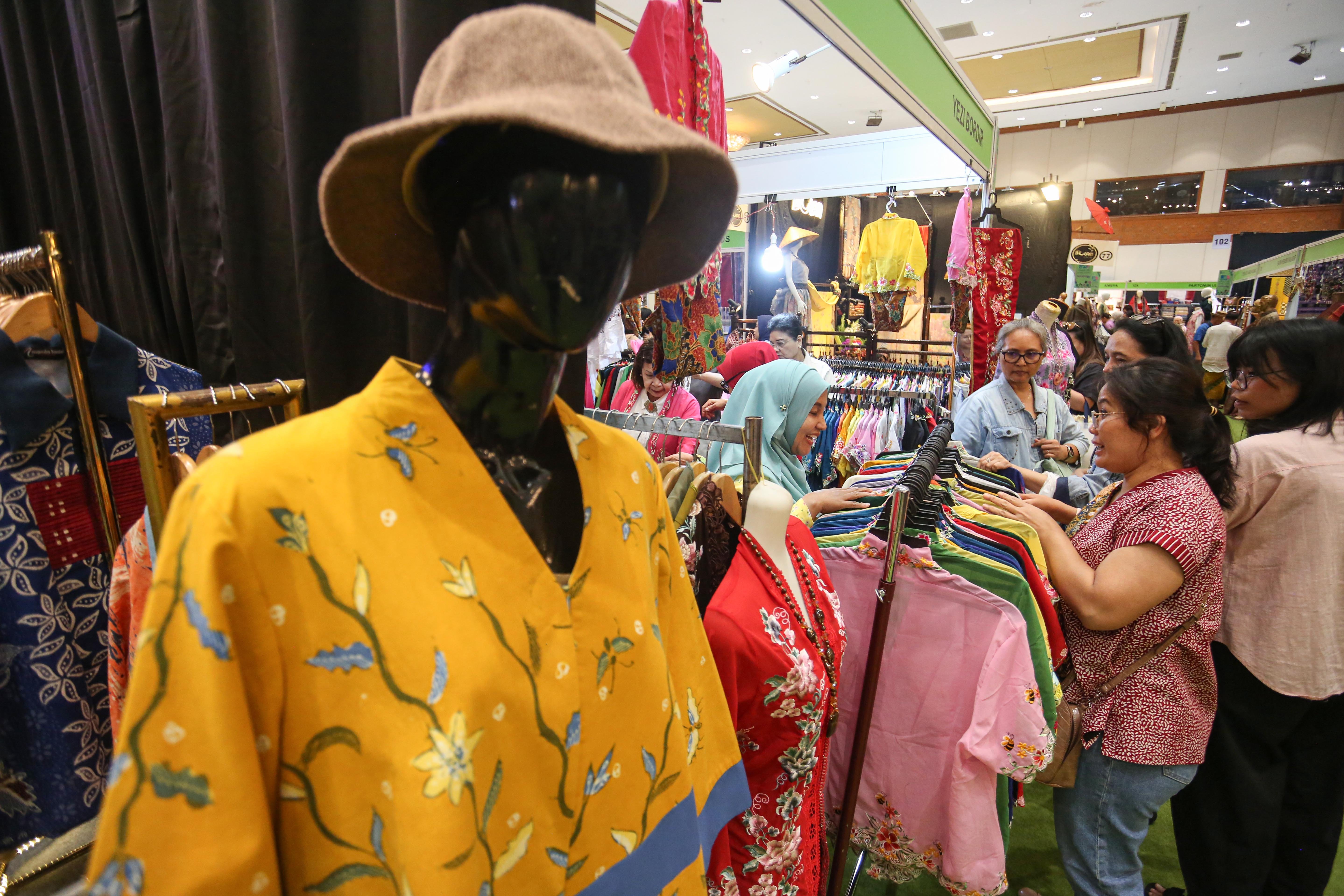 Pengunjung melihat produk kerajinan pada pameran The Jakarta International Handicraft Trade Fair (INACRAFT) 2026 di Jakarta International Convention Center, Jakarta, Rabu (4/2/2026). Pameran kerajinan tangan terbesar di Asia Tenggara yang diikuti oleh 1.019 peserta dari pelaku UMKM ini menjadi panggung untuk memperluas peluang usaha ke tingkat nasional dan global.