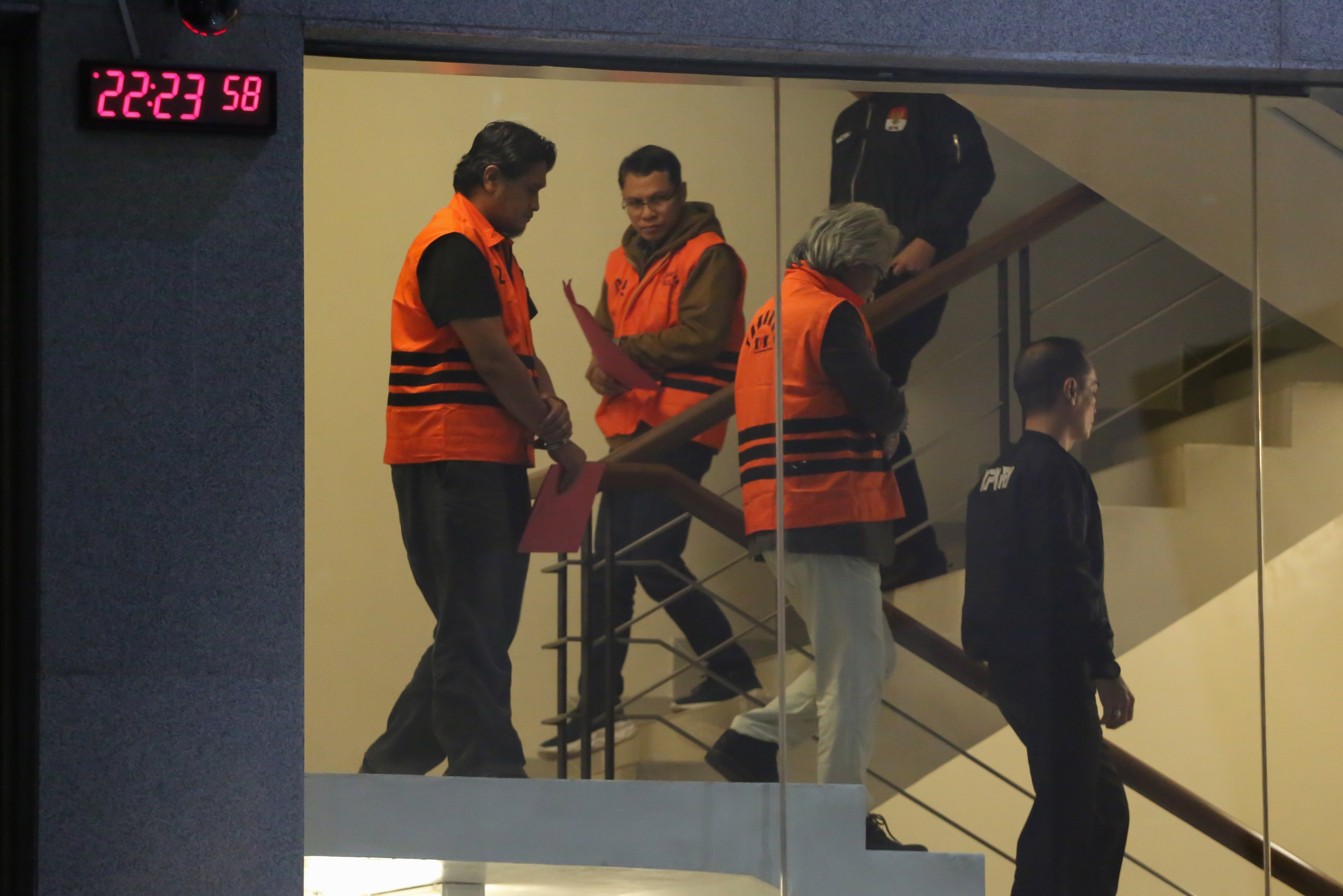 Tersangka kasus dugaan korupsi pengajuan restitusi pajak di lingkungan Kantor Pelayanan Pajak (KPP) Madya Banjarmasin Mulyono Purwo Wijoyo (kedua kanan) bersama tersangka lainya berjalan menuju mobil tahanan di Gedung Merah Putih KPK, Jakarta, Rabu (5/2/2026). KPK menetapkan Kepala Kantor Pelayanan Pajak Madya Banjarmasin, Mulyono Purwo Wijoyo dan dua orang lainnya sebagai tersangka kasus dugaan korupsi pengajuan restitusi pajak dengan barang bukti Rp1,5 miliar.