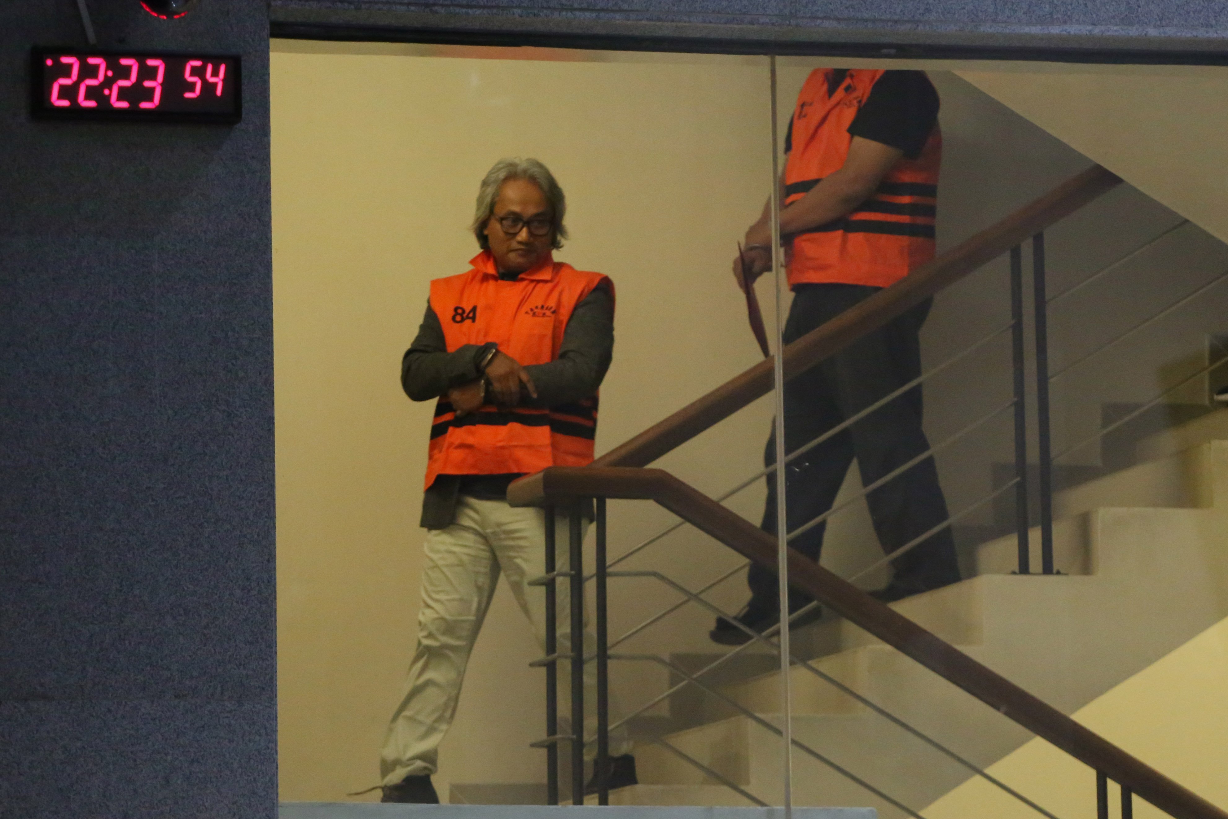 Tersangka kasus dugaan korupsi pengajuan restitusi pajak di lingkungan Kantor Pelayanan Pajak (KPP) Madya Banjarmasin Mulyono Purwo Wijoyo (kiri) bersama tersangka lainya berjalan menuju mobil tahanan di Gedung Merah Putih KPK, Jakarta, Rabu (5/2/2026). KPK menetapkan Kepala Kantor Pelayanan Pajak Madya Banjarmasin, Mulyono Purwo Wijoyo dan dua orang lainnya sebagai tersangka kasus dugaan korupsi pengajuan restitusi pajak dengan barang bukti Rp1,5 miliar.