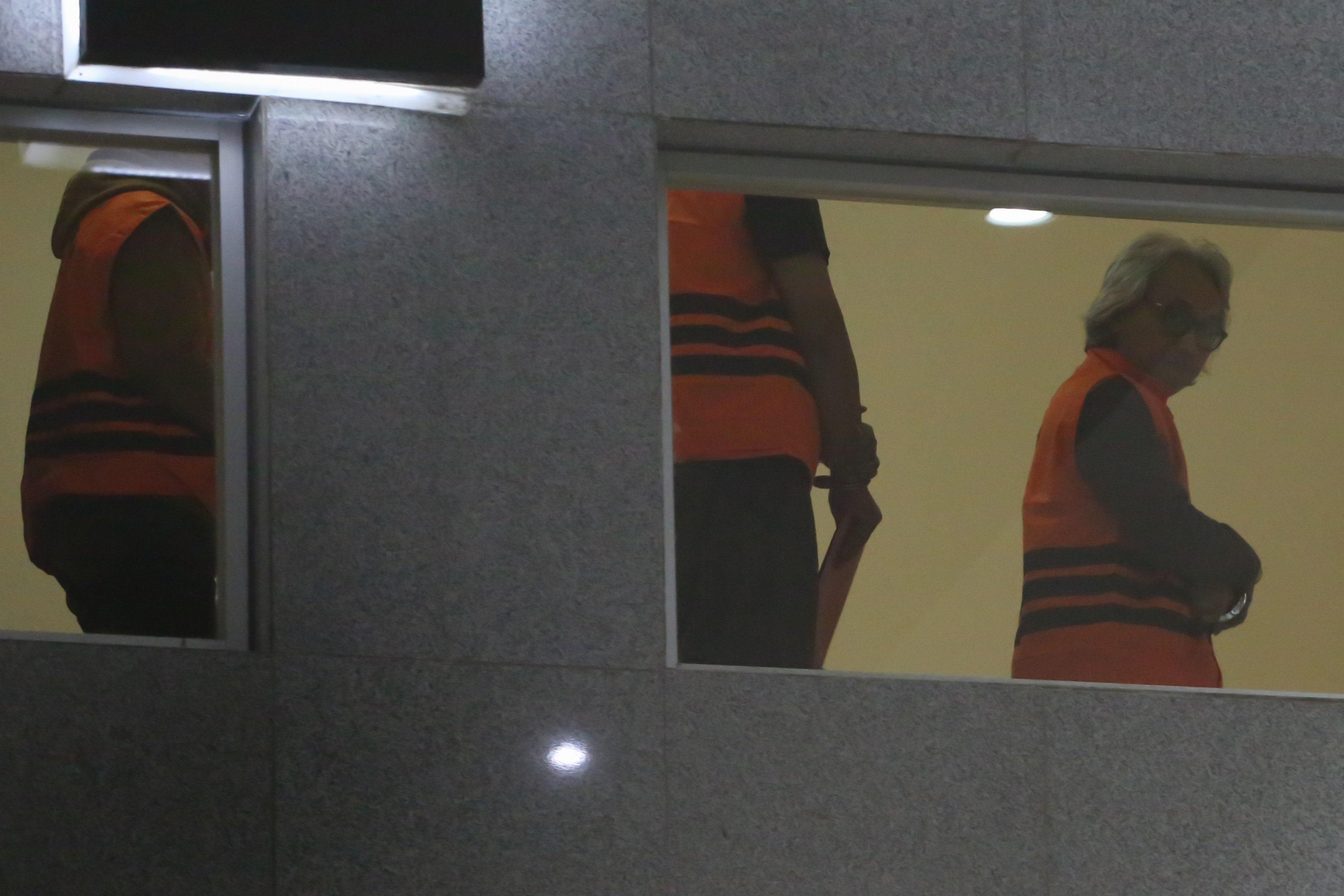 Tersangka kasus dugaan korupsi pengajuan restitusi pajak di lingkungan Kantor Pelayanan Pajak (KPP) Madya Banjarmasin Mulyono Purwo Wijoyo (kanan) bersama tersangka lainya berjalan menuju mobil tahanan di Gedung Merah Putih KPK, Jakarta, Rabu (5/2/2026). KPK menetapkan Kepala Kantor Pelayanan Pajak Madya Banjarmasin, Mulyono Purwo Wijoyo dan dua orang lainnya sebagai tersangka kasus dugaan korupsi pengajuan restitusi pajak dengan barang bukti Rp1,5 miliar.