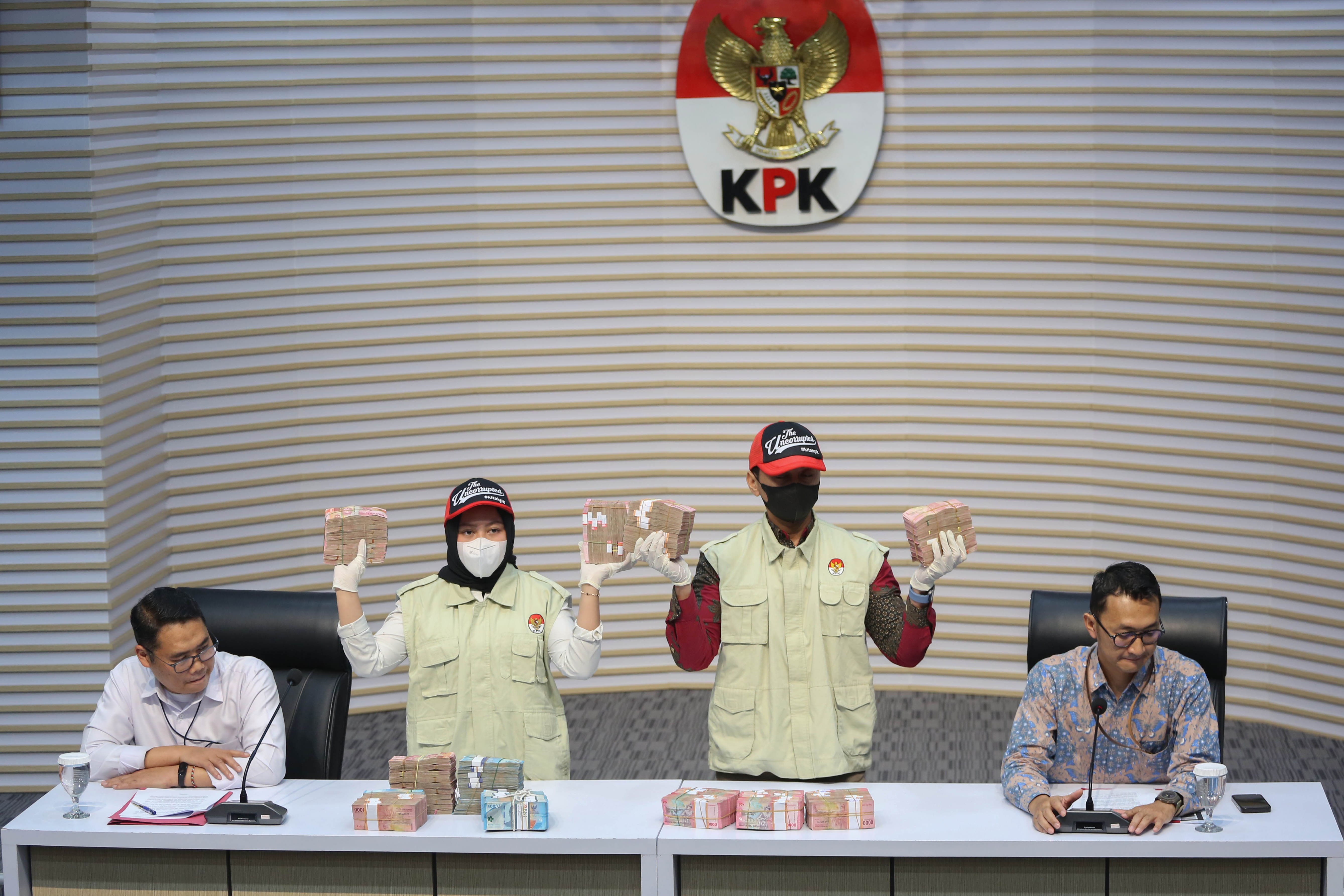 Petugas Komisi Pemberantasan Korupsi (KPK) menunjukkan barang bukti uang tunai terkait kasus dugaan korupsi pengajuan restitusi pajak di lingkungan Kantor Pelayanan Pajak (KPP) Madya Banjarmasin di Gedung Merah Putih KPK, Jakarta, Rabu (5/2/2026). KPK menetapkan Kepala Kantor Pelayanan Pajak Madya Banjarmasin, Mulyono Purwo Wijoyo dan dua orang lainnya sebagai tersangka kasus dugaan korupsi pengajuan restitusi pajak dengan barang bukti Rp1,5 miliar.