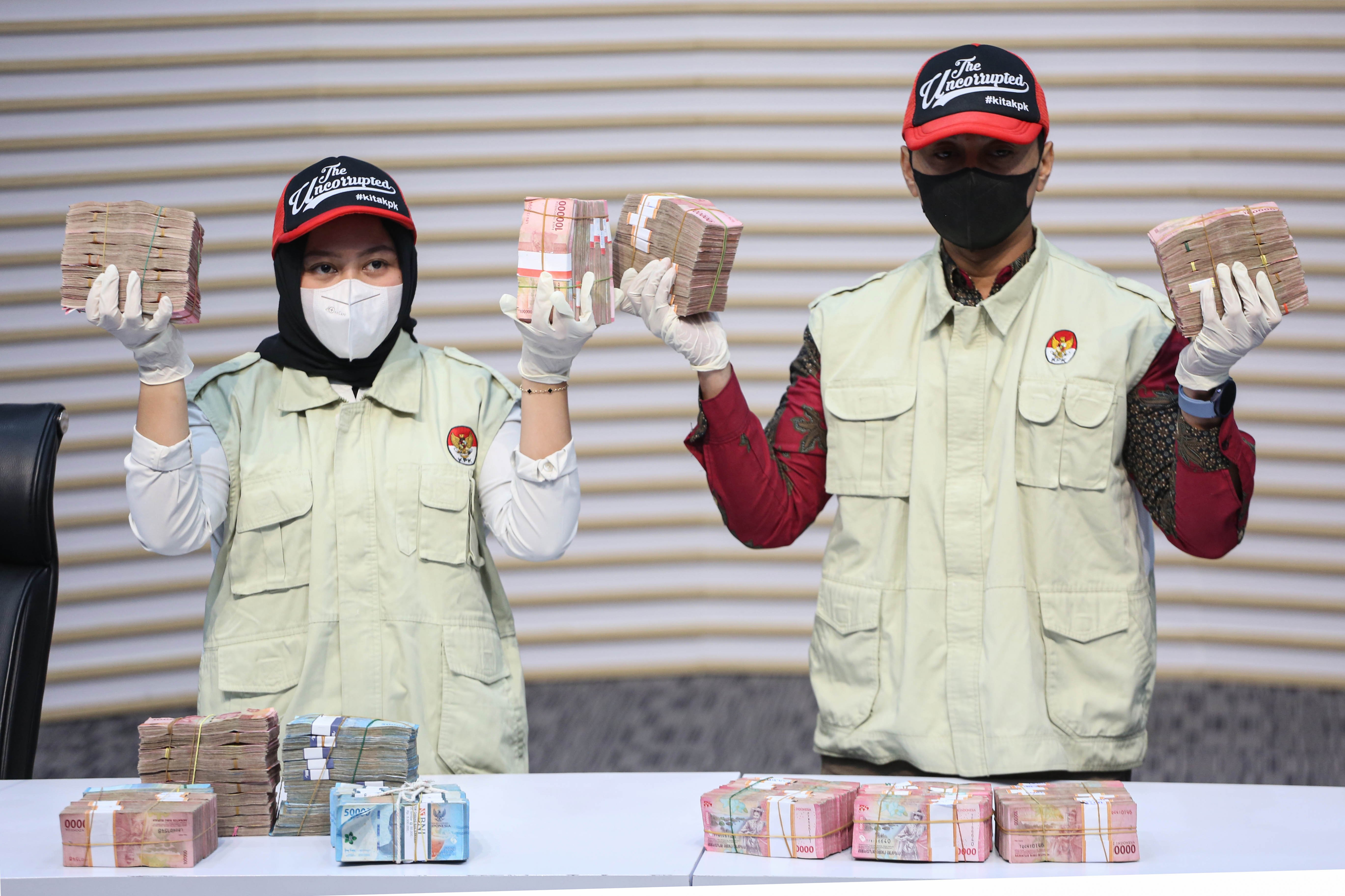 Petugas Komisi Pemberantasan Korupsi (KPK) menunjukkan barang bukti uang tunai terkait kasus dugaan korupsi pengajuan restitusi pajak di lingkungan Kantor Pelayanan Pajak (KPP) Madya Banjarmasin di Gedung Merah Putih KPK, Jakarta, Rabu (5/2/2026). KPK menetapkan Kepala Kantor Pelayanan Pajak Madya Banjarmasin, Mulyono Purwo Wijoyo dan dua orang lainnya sebagai tersangka kasus dugaan korupsi pengajuan restitusi pajak dengan barang bukti Rp1,5 miliar.