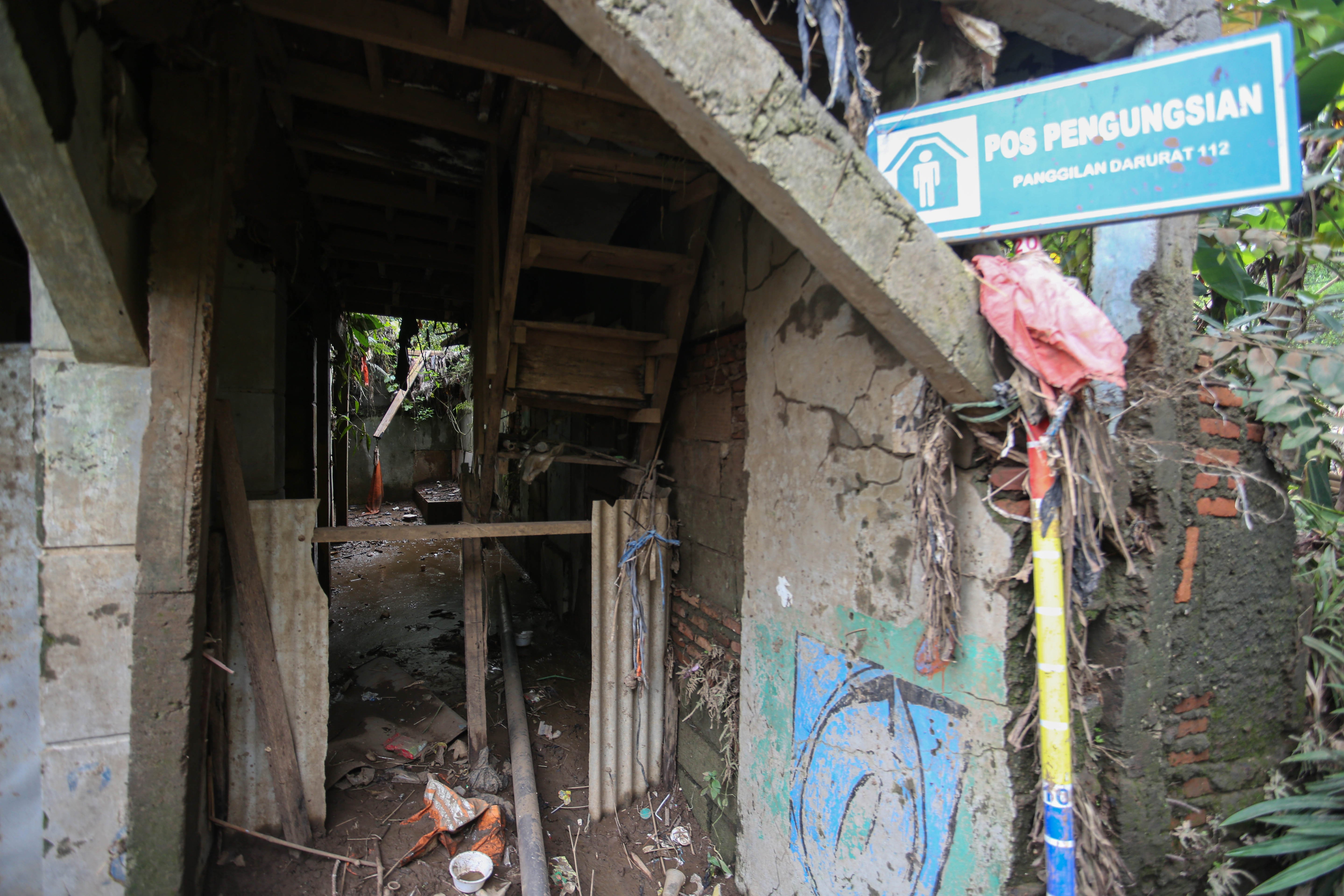 Rumah warga yang berada di bantaran Kali Ciliwung, Taman Harapan, Cawang, Jakarta Timur, Jumat (6/2/2026). Pemprov DKI Jakarta membebaskan lahan dengan membongkar rumah warga untuk proyek normalisasi Kali Ciliwung sebagai langkah untuk mengatasi banjir yang kerap terjadi di wilayah tersebut.