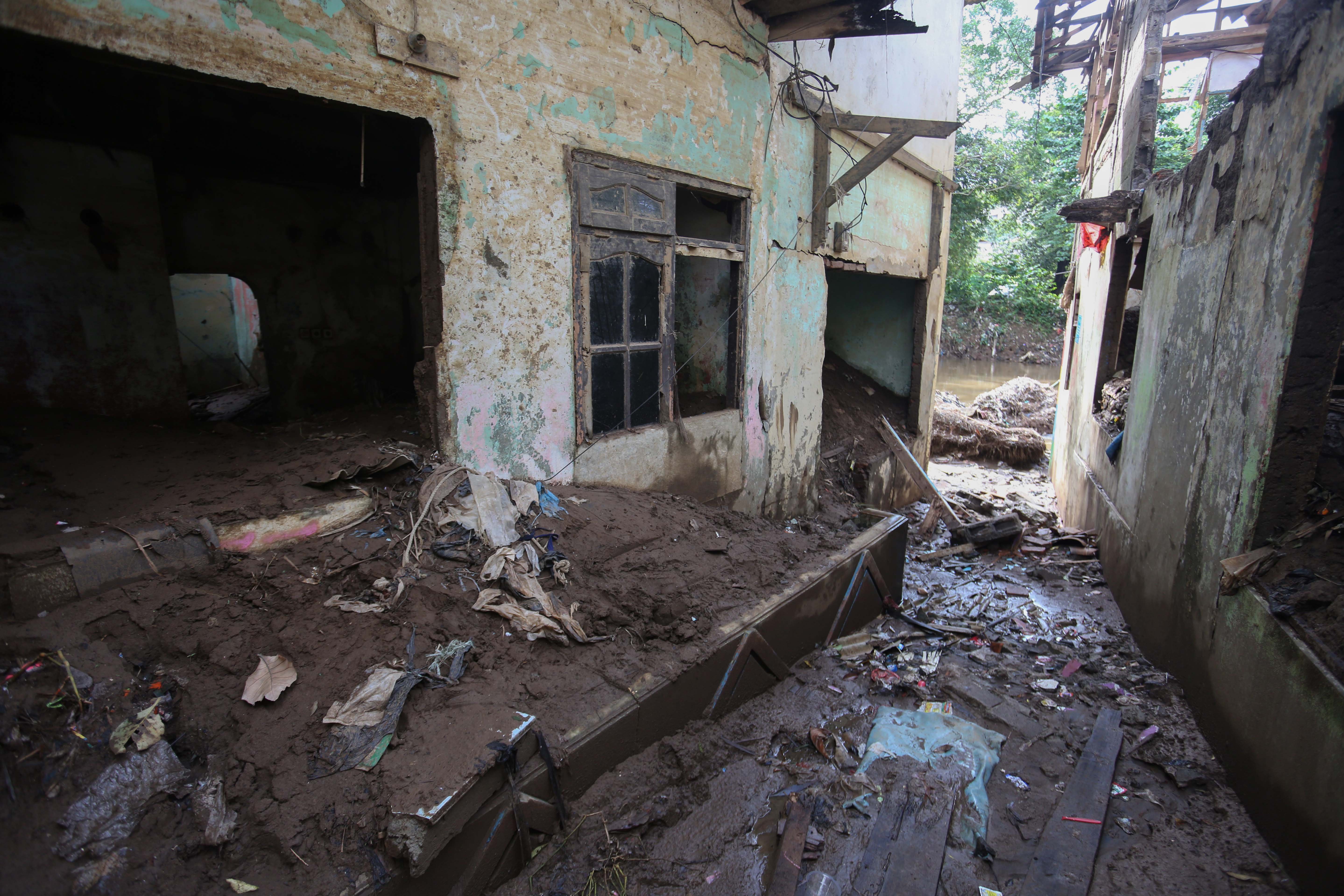 Rumah warga yang berada di bantaran Kali Ciliwung, Taman Harapan, Cawang, Jakarta Timur, Jumat (6/2/2026). Pemprov DKI Jakarta membebaskan lahan dengan membongkar rumah warga untuk proyek normalisasi Kali Ciliwung sebagai langkah untuk mengatasi banjir yang kerap terjadi di wilayah tersebut.