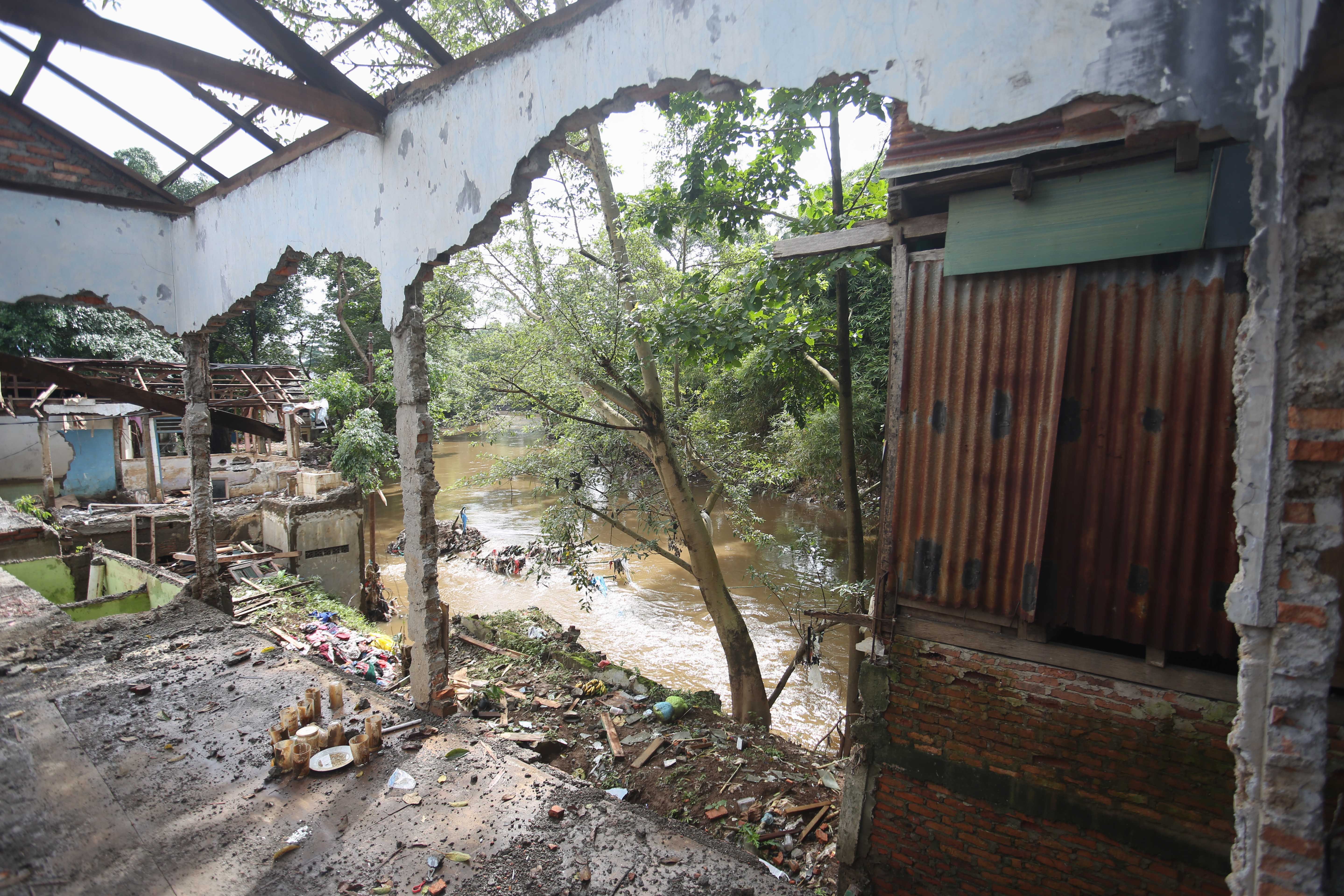 Rumah warga yang sedang dalam proses pembongkaran di bantaran Kali Ciliwung, Taman Harapan, Cawang, Jakarta Timur, Jumat (6/2/2026). Pemprov DKI Jakarta membebaskan lahan dengan membongkar rumah warga untuk proyek normalisasi Kali Ciliwung sebagai langkah untuk mengatasi banjir yang kerap terjadi di wilayah tersebut.