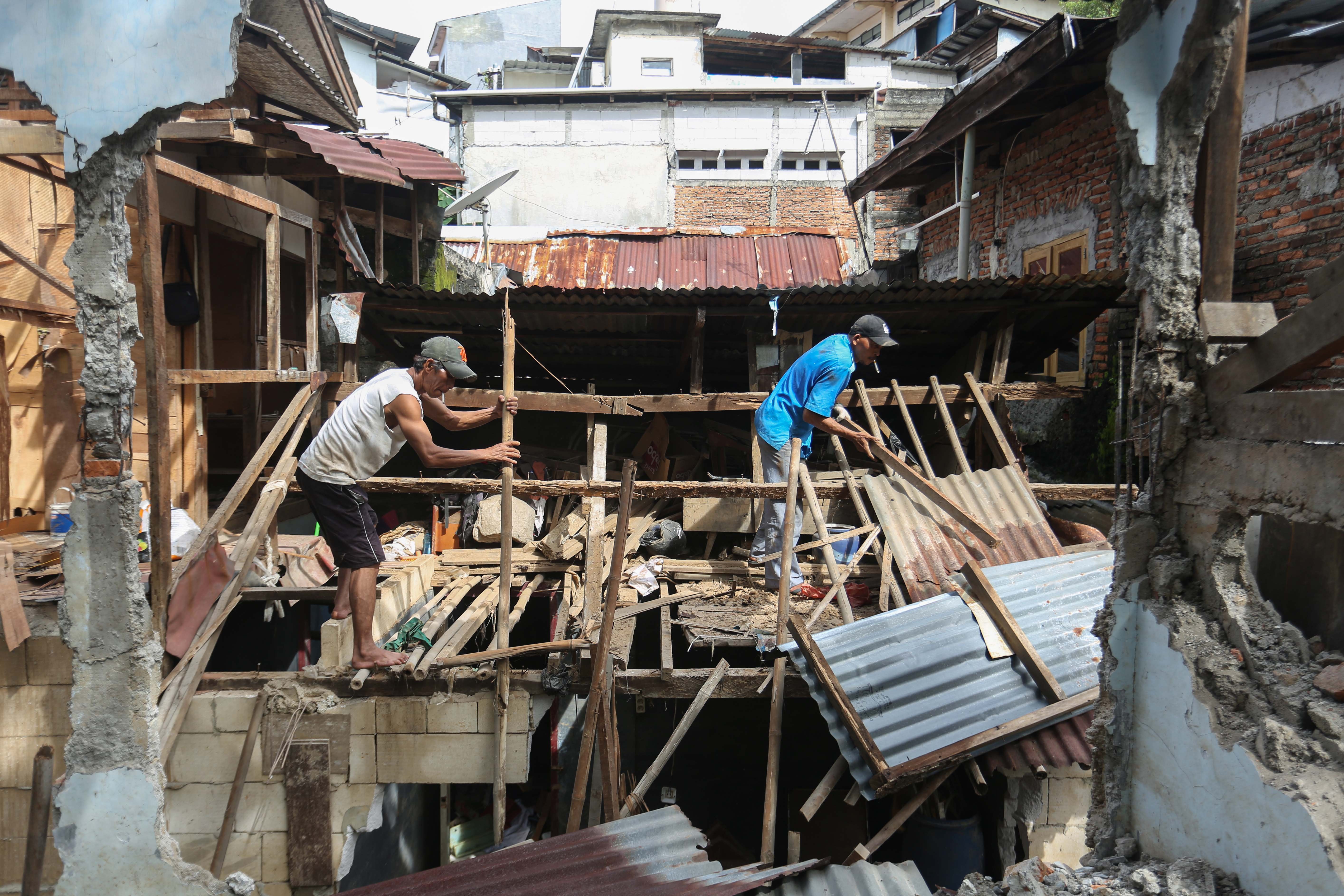 Warga membongkar rumahnya yang berada di bantaran Kali Ciliwung, Taman Harapan, Cawang, Jakarta Timur, Jumat (6/2/2026). Pemprov DKI Jakarta membebaskan lahan dengan membongkar rumah warga untuk proyek normalisasi Kali Ciliwung sebagai langkah untuk mengatasi banjir yang kerap terjadi di wilayah tersebut.