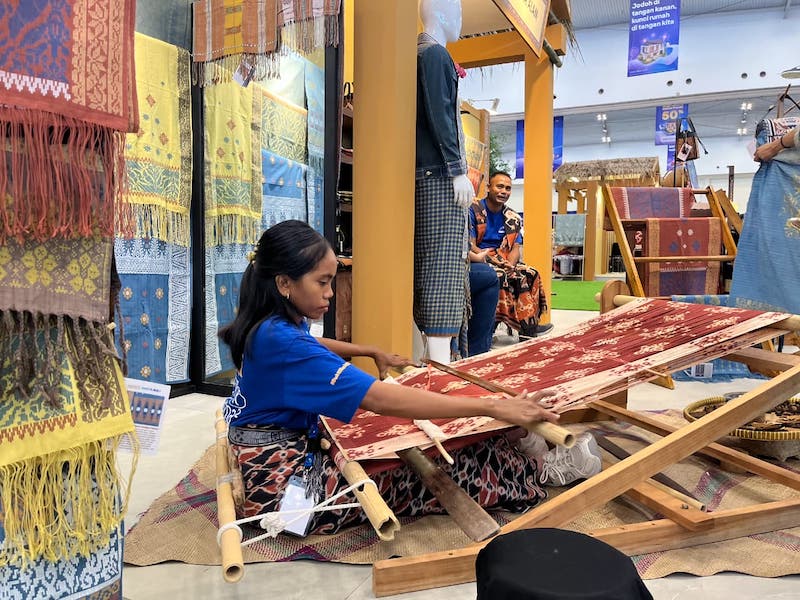 Diana, penenun kain sumba di booth Wastra Warna Alam yang merupakan binaan Bakti BCA. (Foto: Fitria Salsabila)