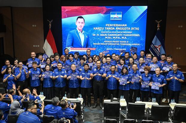 Partai Demokrat serahkan KTA ke anggota komunitas Tionghoa