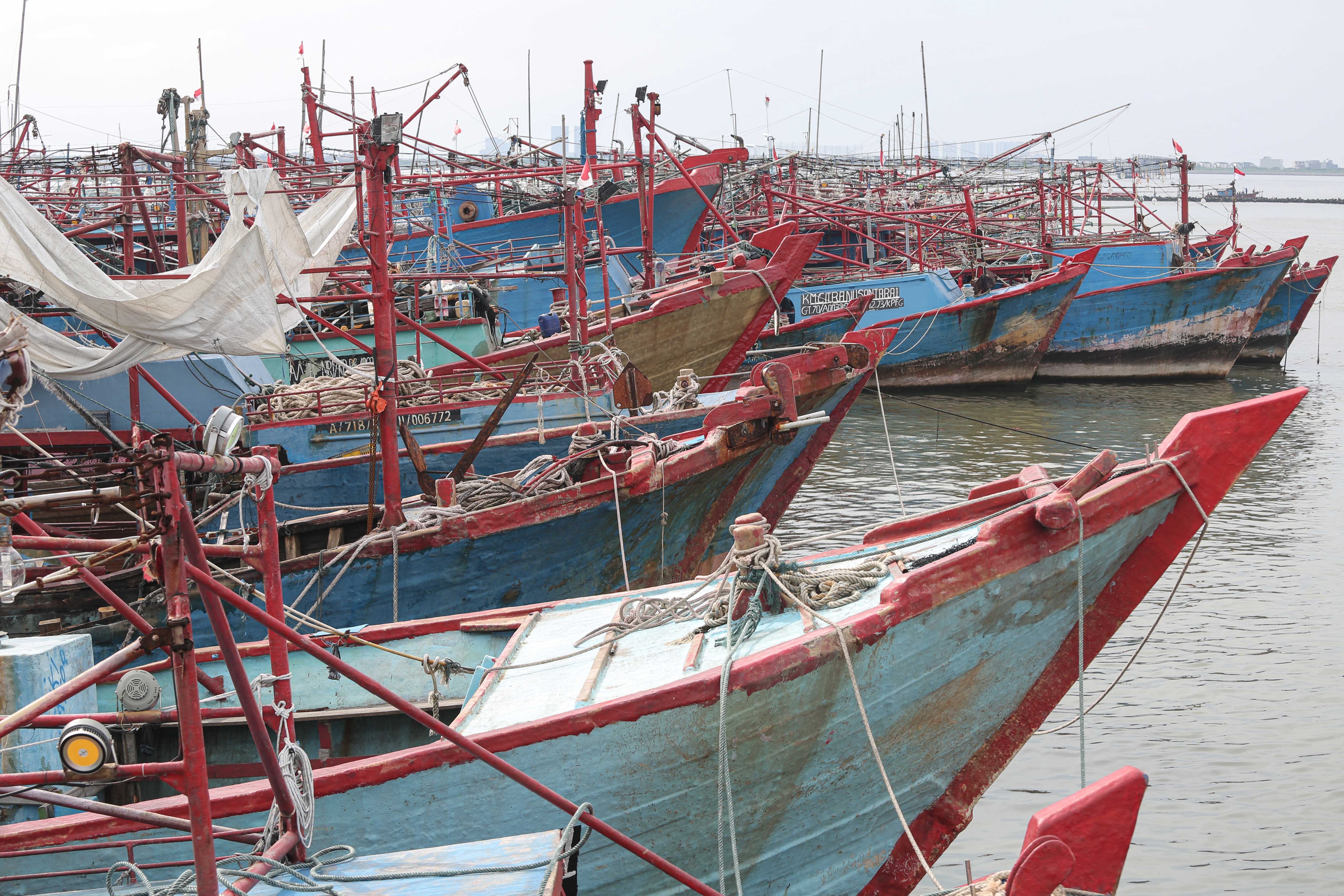 Sejumlah kapal nelayan menumpuk saat bersandar di Pelabuhan Perikanan Nusantara (PPN) Muara Angke, Jakarta Utara, Senin (9/2/2026). Kadatan kapal tersebut terjadi karena kondisi cuaca buruk yang membuat kapal tidak melaut hingga menumpuk dan melebihi kapasitas kolam.\r\n