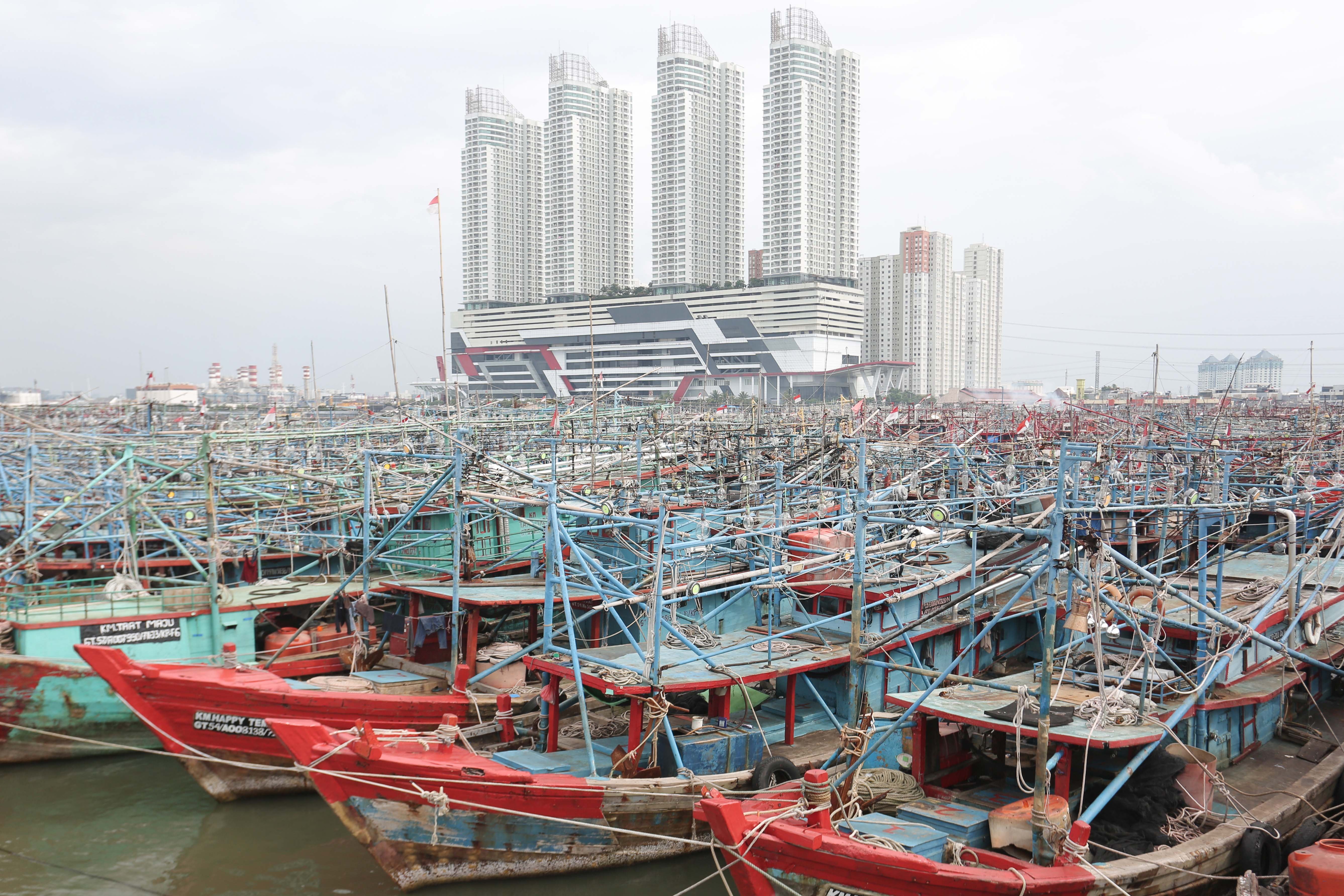 Sejumlah kapal nelayan menumpuk saat bersandar di Pelabuhan Perikanan Nusantara (PPN) Muara Angke, Jakarta Utara, Senin (9/2/2026). Kadatan kapal tersebut terjadi karena kondisi cuaca buruk yang membuat kapal tidak melaut hingga menumpuk dan melebihi kapasitas kolam. 