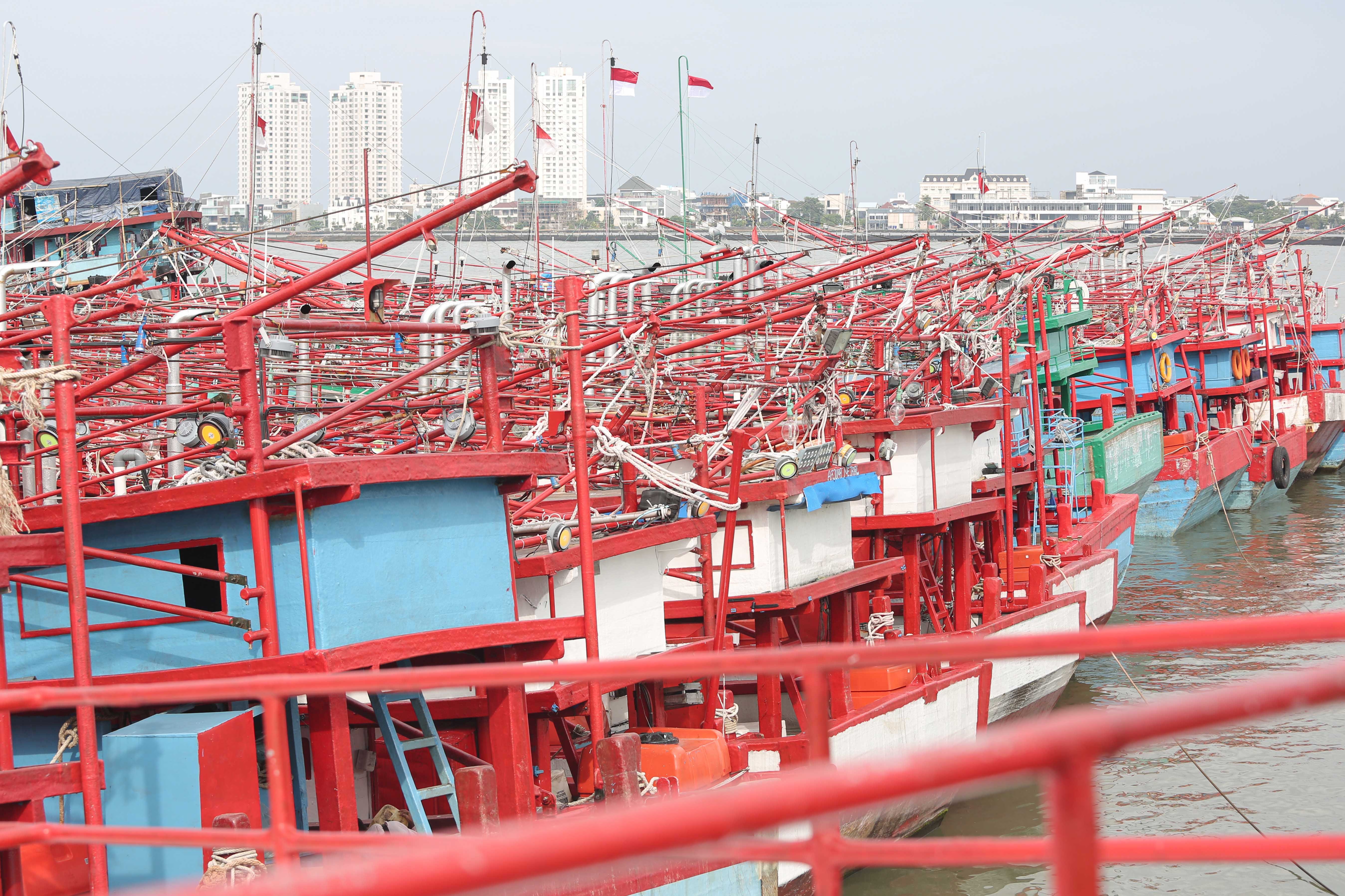 Sejumlah kapal nelayan menumpuk saat bersandar di Pelabuhan Perikanan Nusantara (PPN) Muara Angke, Jakarta Utara, Senin (9/2/2026). Kadatan kapal tersebut terjadi karena kondisi cuaca buruk yang membuat kapal tidak melaut hingga menumpuk dan melebihi kapasitas kolam. 