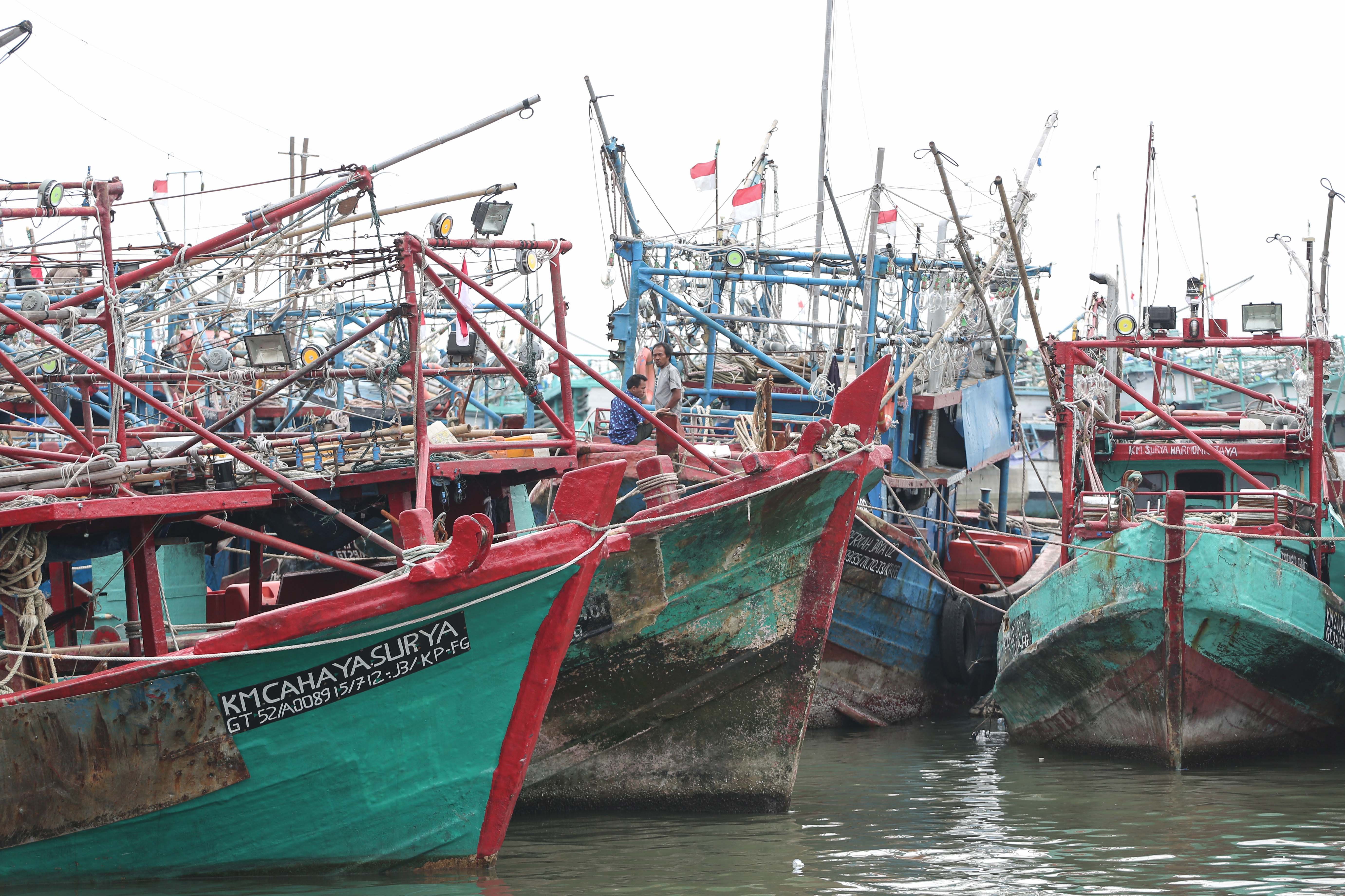 Sejumlah kapal nelayan menumpuk saat bersandar di Pelabuhan Perikanan Nusantara (PPN) Muara Angke, Jakarta Utara, Senin (9/2/2026). Kadatan kapal tersebut terjadi karena kondisi cuaca buruk yang membuat kapal tidak melaut hingga menumpuk dan melebihi kapasitas kolam. 