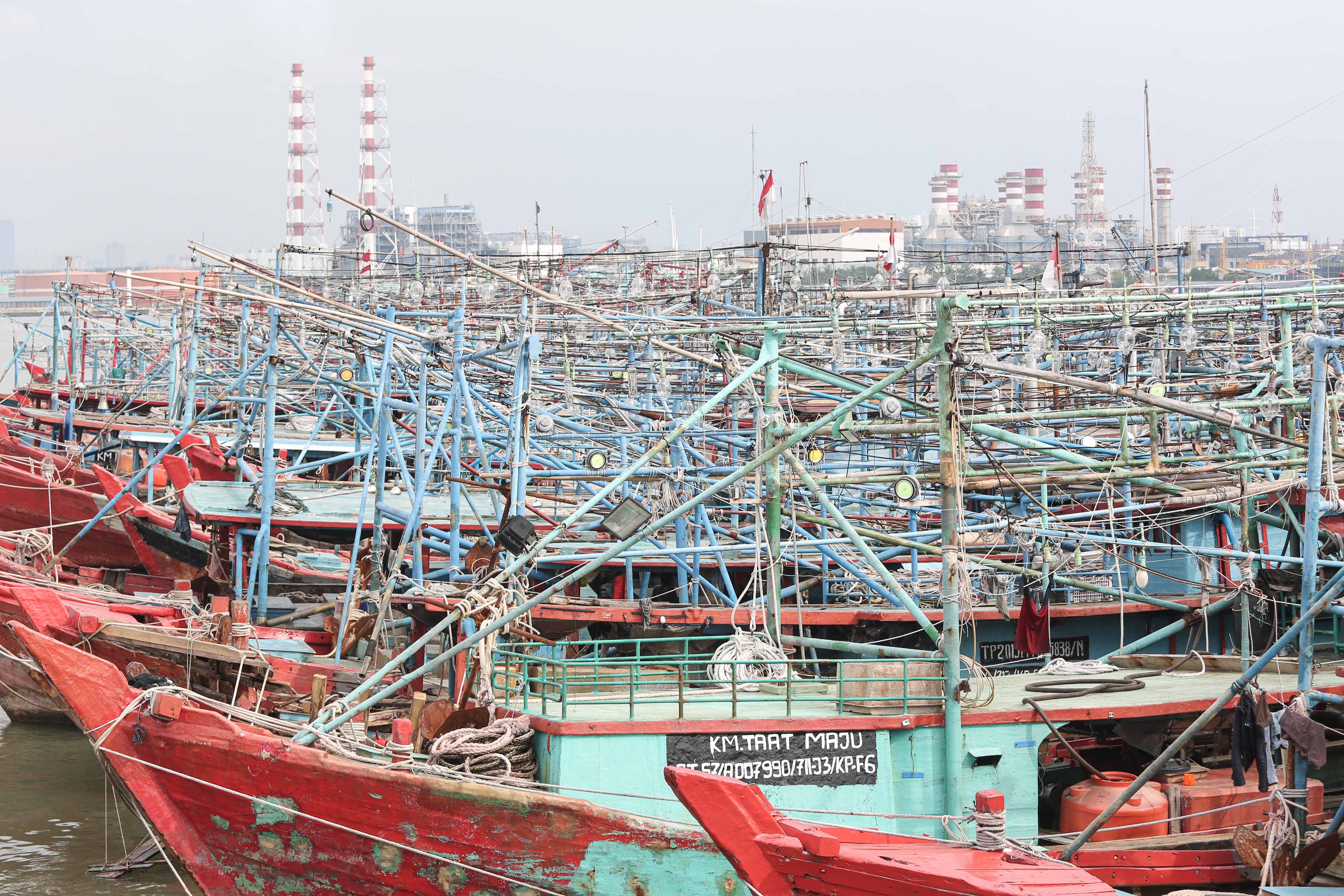 Sejumlah kapal nelayan menumpuk saat bersandar di Pelabuhan Perikanan Nusantara (PPN) Muara Angke, Jakarta Utara, Senin (9/2/2026). Kadatan kapal tersebut terjadi karena kondisi cuaca buruk yang membuat kapal tidak melaut hingga menumpuk dan melebihi kapasitas kolam. 