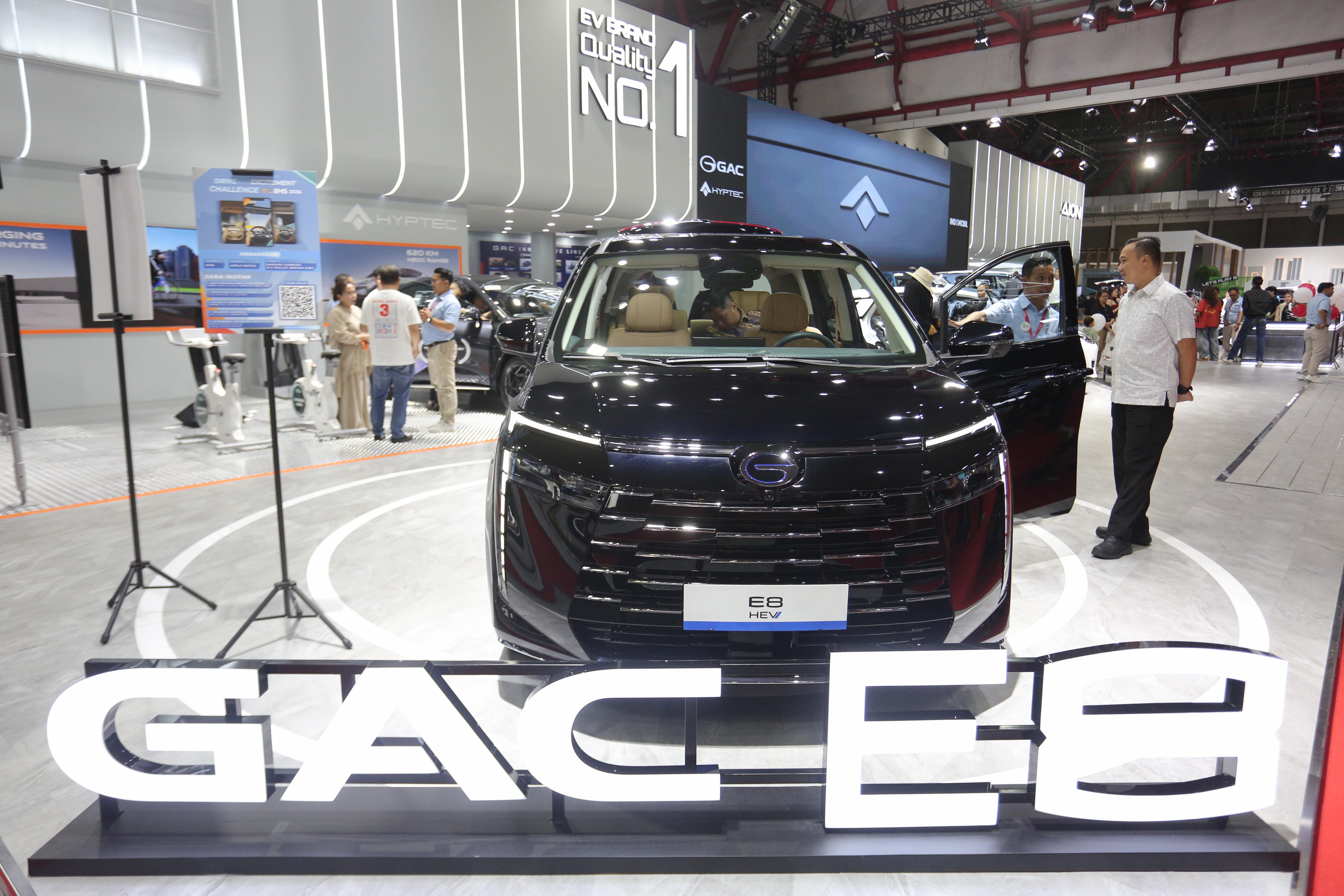 Pengunjung melihat mobil listrik GAC E8 yang dipamerkan pada Indonesia International Motor Show (IIMS) 2026 di JIExpo, Kemayoran, Jakarta, Kamis (12/2/2026). Pameran yang menampilkan kendaraan konvensional dan listrik dari berbagai merek dengan inovasi serta teknologi hijau yang berkelanjutan ini berlangsung hingga 15 Februari 2026.