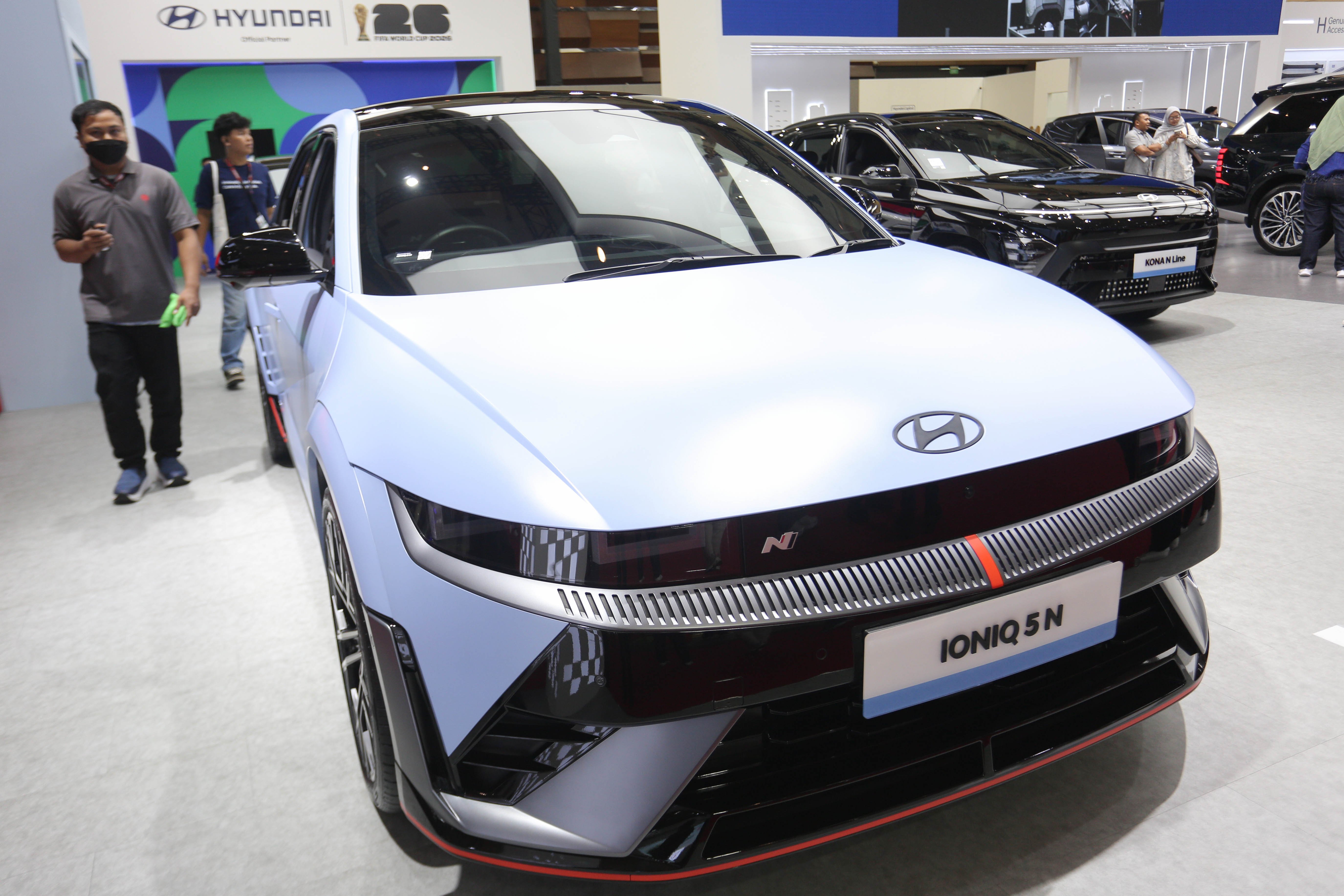 Pengunjung melihat mobil listrik Hyundai IONIQ 5 N yang dipamerkan pada Indonesia International Motor Show (IIMS) 2026 di JIExpo, Kemayoran, Jakarta, Kamis (12/2/2026). Pameran yang menampilkan kendaraan konvensional dan listrik dari berbagai merek dengan inovasi serta teknologi hijau yang berkelanjutan ini berlangsung hingga 15 Februari 2026.