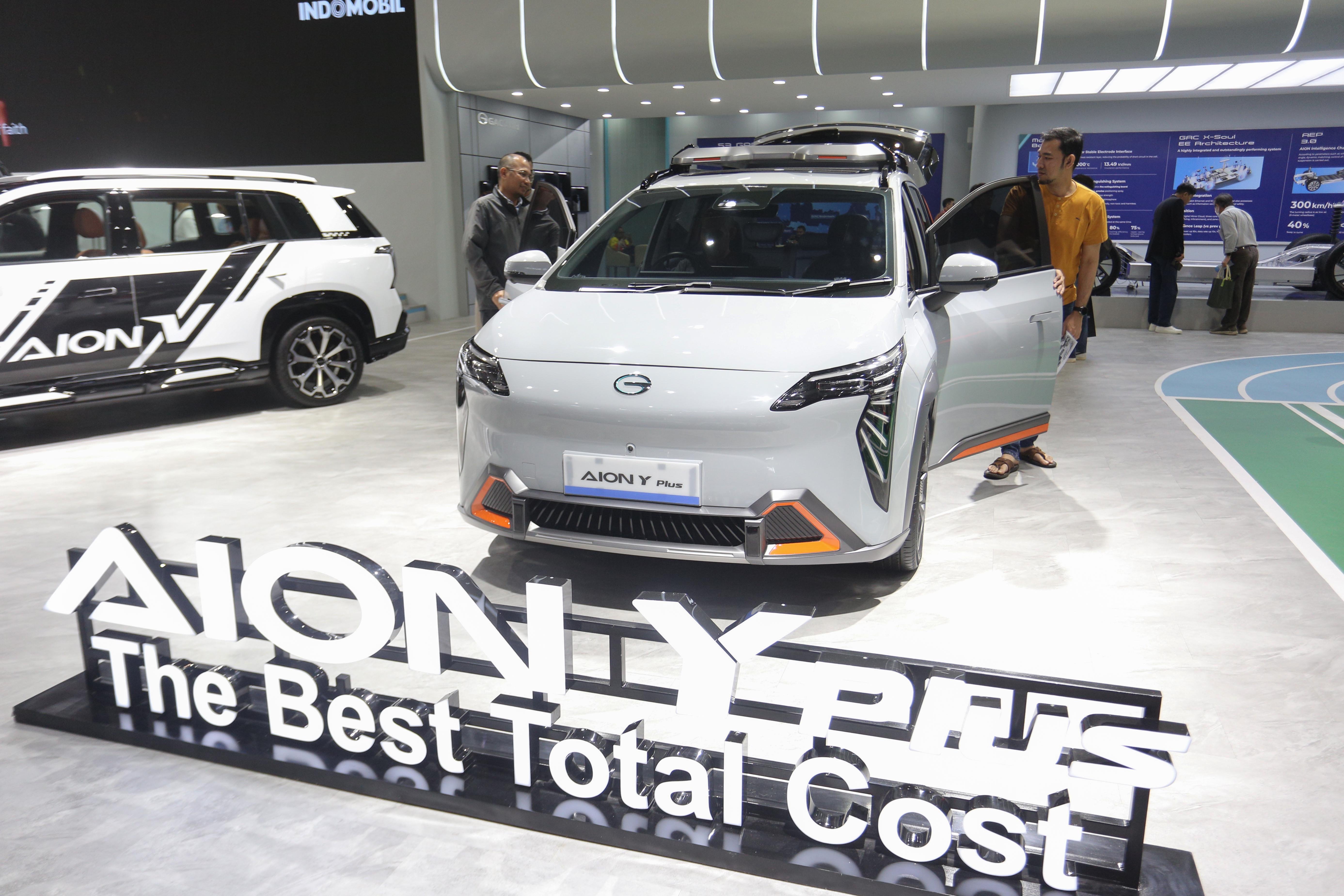 Pengunjung melihat mobil listrik GAC Aion Y Plus yang dipamerkan pada Indonesia International Motor Show (IIMS) 2026 di JIExpo, Kemayoran, Jakarta, Kamis (12/2/2026). Pameran yang menampilkan kendaraan konvensional dan listrik dari berbagai merek dengan inovasi serta teknologi hijau yang berkelanjutan ini berlangsung hingga 15 Februari 2026.