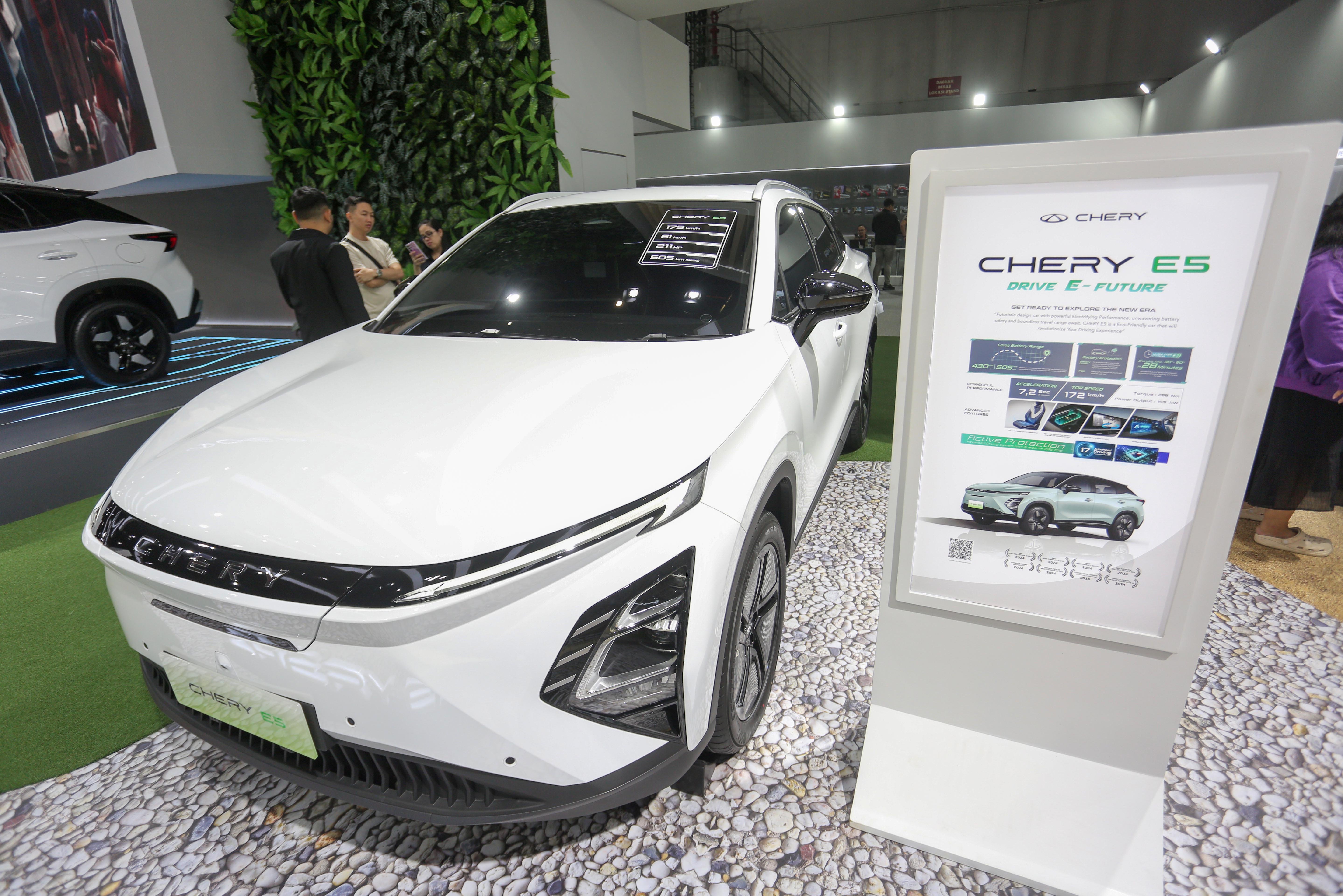 Pengunjung melihat mobil listrik Chery E5 yang dipamerkan pada Indonesia International Motor Show (IIMS) 2026 di JIExpo, Kemayoran, Jakarta, Kamis (12/2/2026). Pameran yang menampilkan kendaraan konvensional dan listrik dari berbagai merek dengan inovasi serta teknologi hijau yang berkelanjutan ini berlangsung hingga 15 Februari 2026.