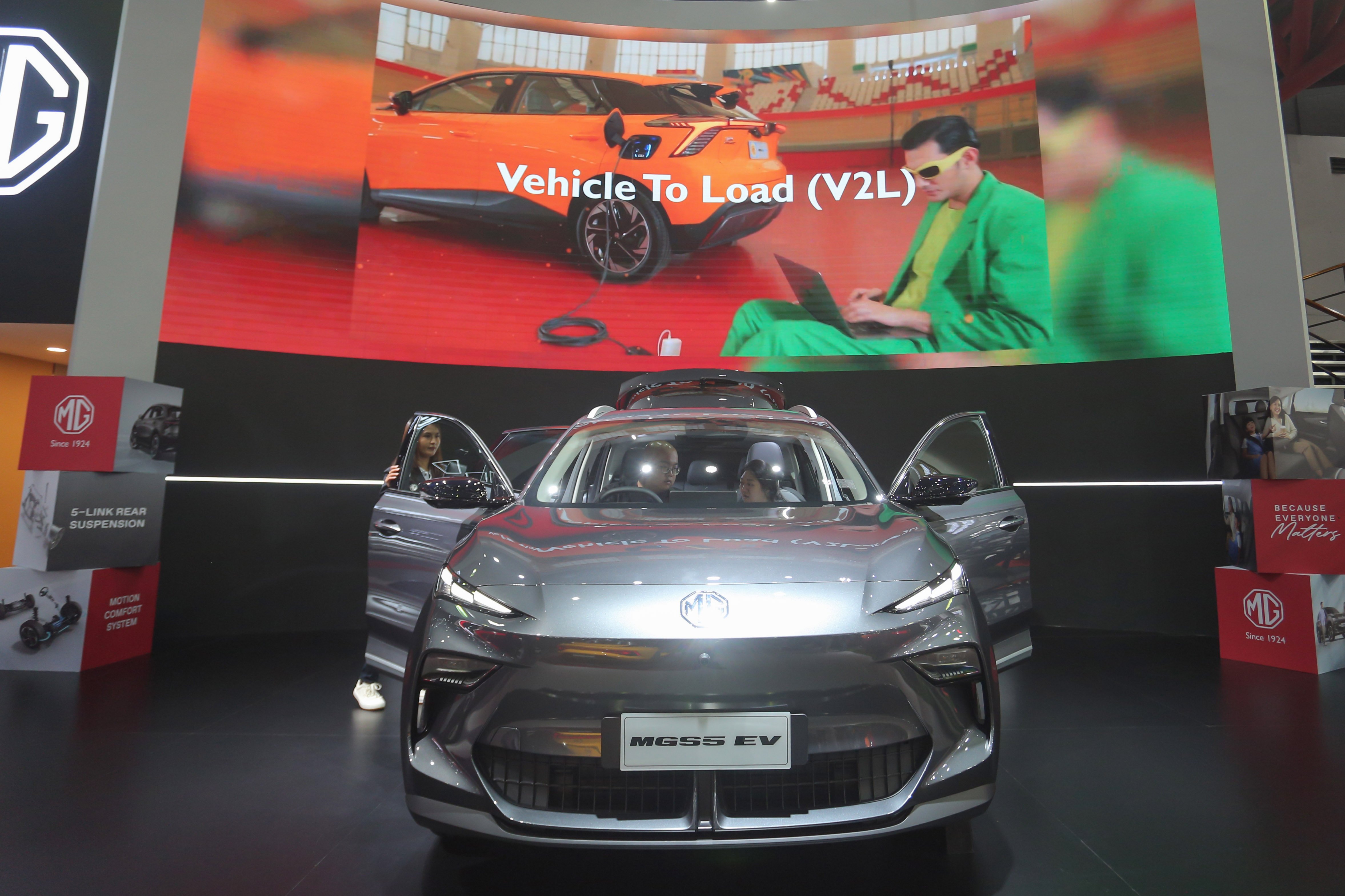 Pengunjung melihat mobil listrik MGS5 EV yang dipamerkan pada Indonesia International Motor Show (IIMS) 2026 di JIExpo, Kemayoran, Jakarta, Kamis (12/2/2026). Pameran yang menampilkan kendaraan konvensional dan listrik dari berbagai merek dengan inovasi serta teknologi hijau yang berkelanjutan ini berlangsung hingga 15 Februari 2026.