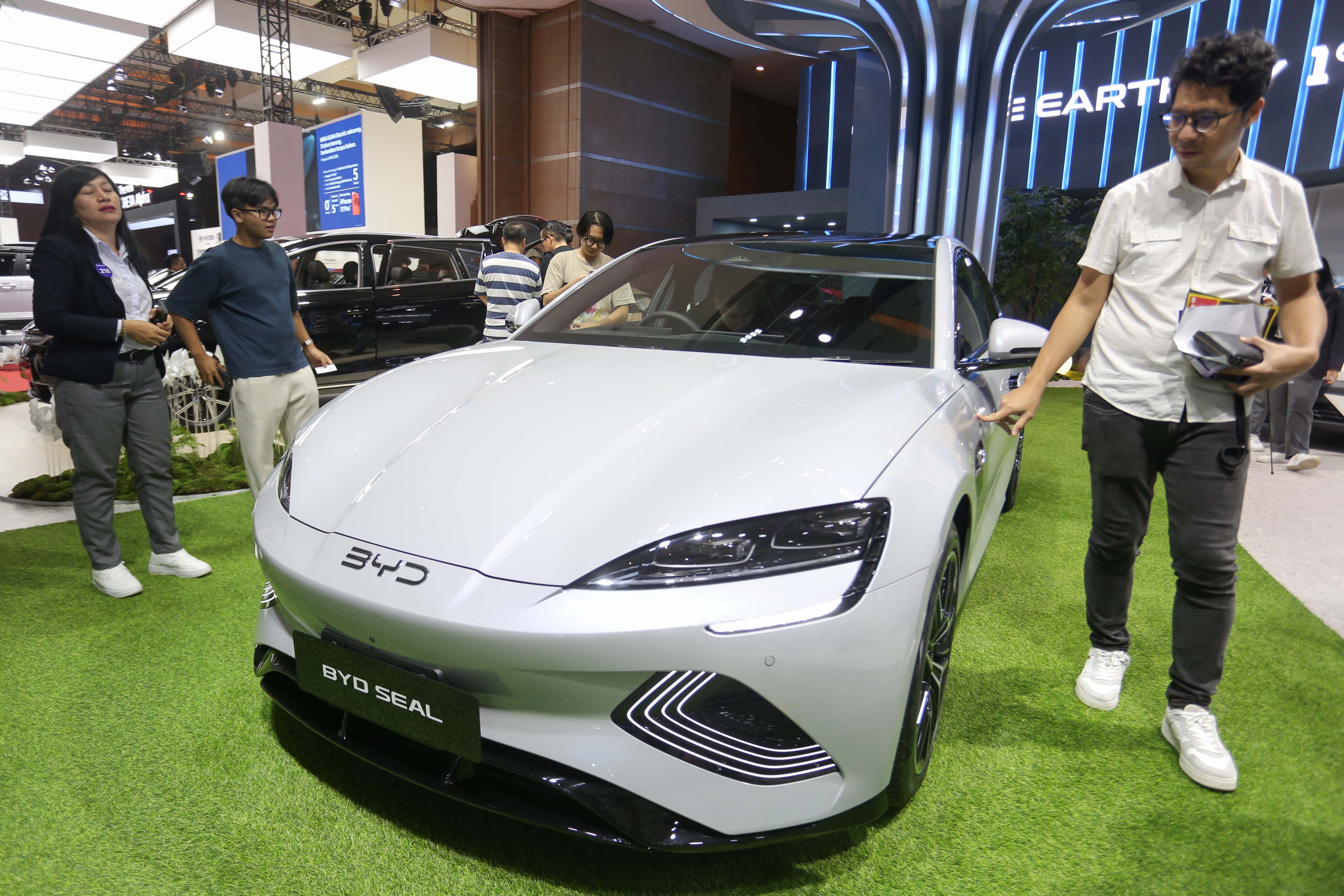Pengunjung melihat mobil listrik BYD Seal yang dipamerkan pada Indonesia International Motor Show (IIMS) 2026 di JIExpo, Kemayoran, Jakarta, Kamis (12/2/2026). Pameran yang menampilkan kendaraan konvensional dan listrik dari berbagai merek dengan inovasi serta teknologi hijau yang berkelanjutan ini berlangsung hingga 15 Februari 2026.