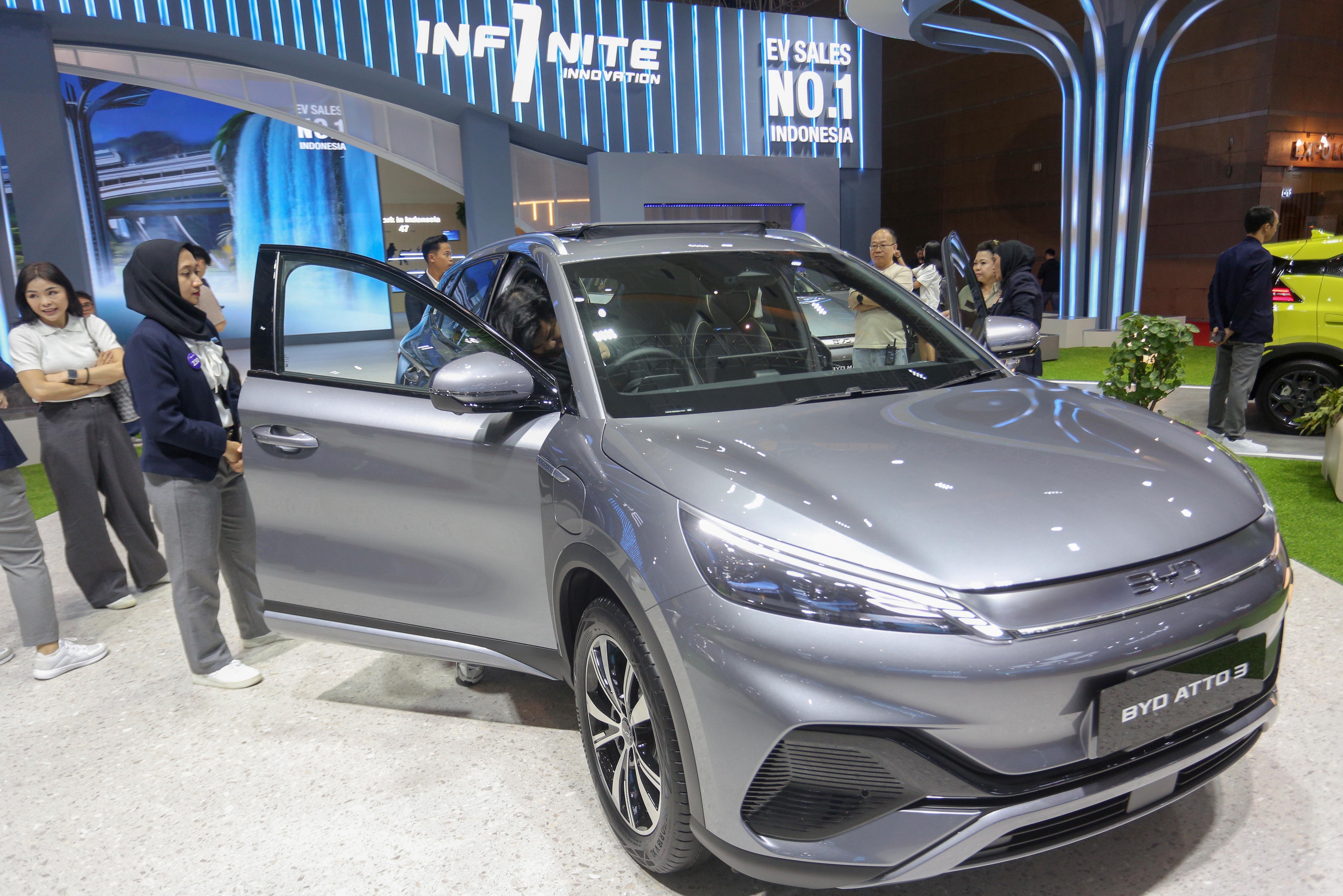 Pengunjung melihat mobil listrik BYD Atto 3 yang dipamerkan pada Indonesia International Motor Show (IIMS) 2026 di JIExpo, Kemayoran, Jakarta, Kamis (12/2/2026). Pameran yang menampilkan kendaraan konvensional dan listrik dari berbagai merek dengan inovasi serta teknologi hijau yang berkelanjutan ini berlangsung hingga 15 Februari 2026.
