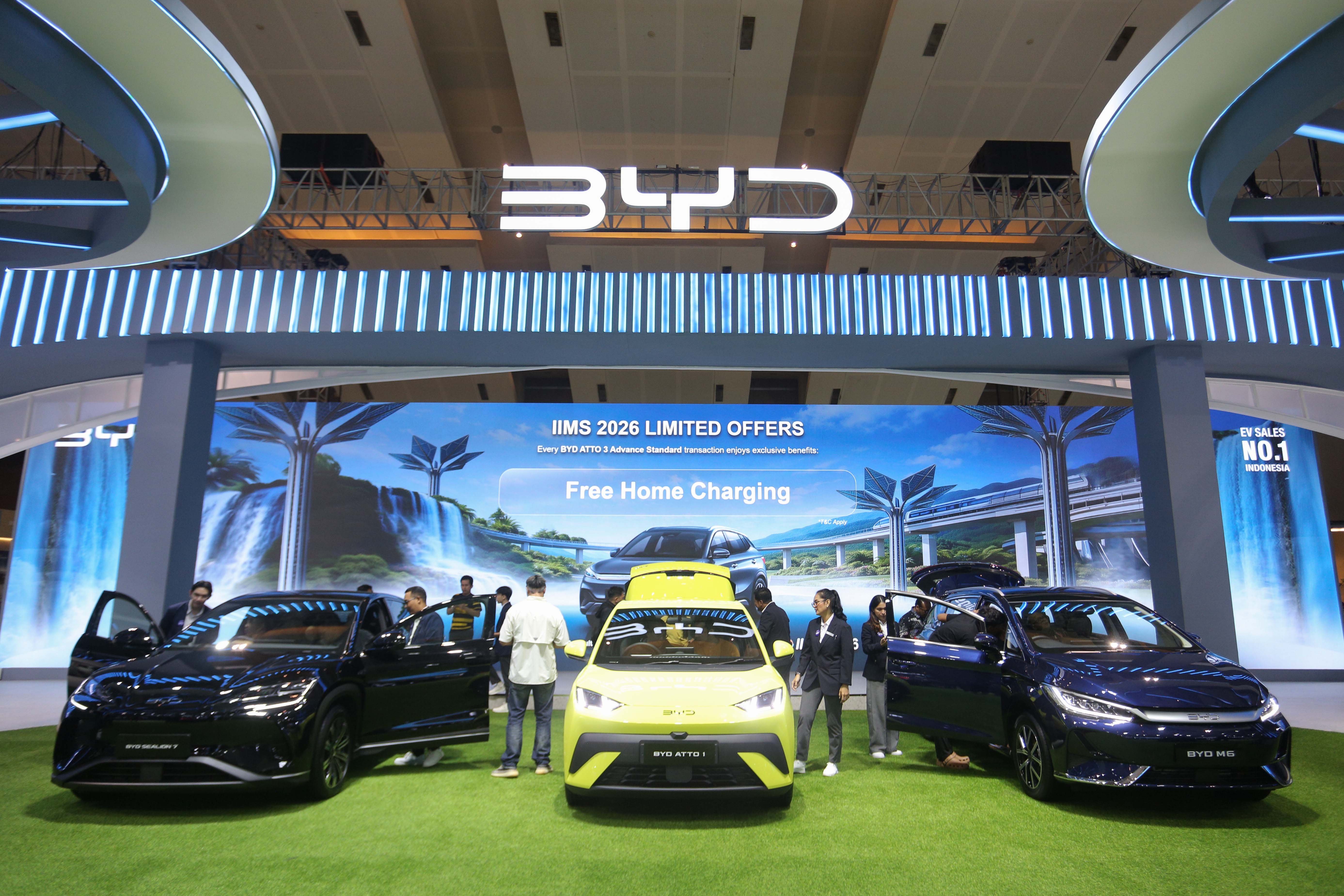 Pengunjung melihat mobil listrik BYD yang dipamerkan pada Indonesia International Motor Show (IIMS) 2026 di JIExpo, Kemayoran, Jakarta, Kamis (12/2/2026). Pameran yang menampilkan kendaraan konvensional dan listrik dari berbagai merek dengan inovasi serta teknologi hijau yang berkelanjutan ini berlangsung hingga 15 Februari 2026.