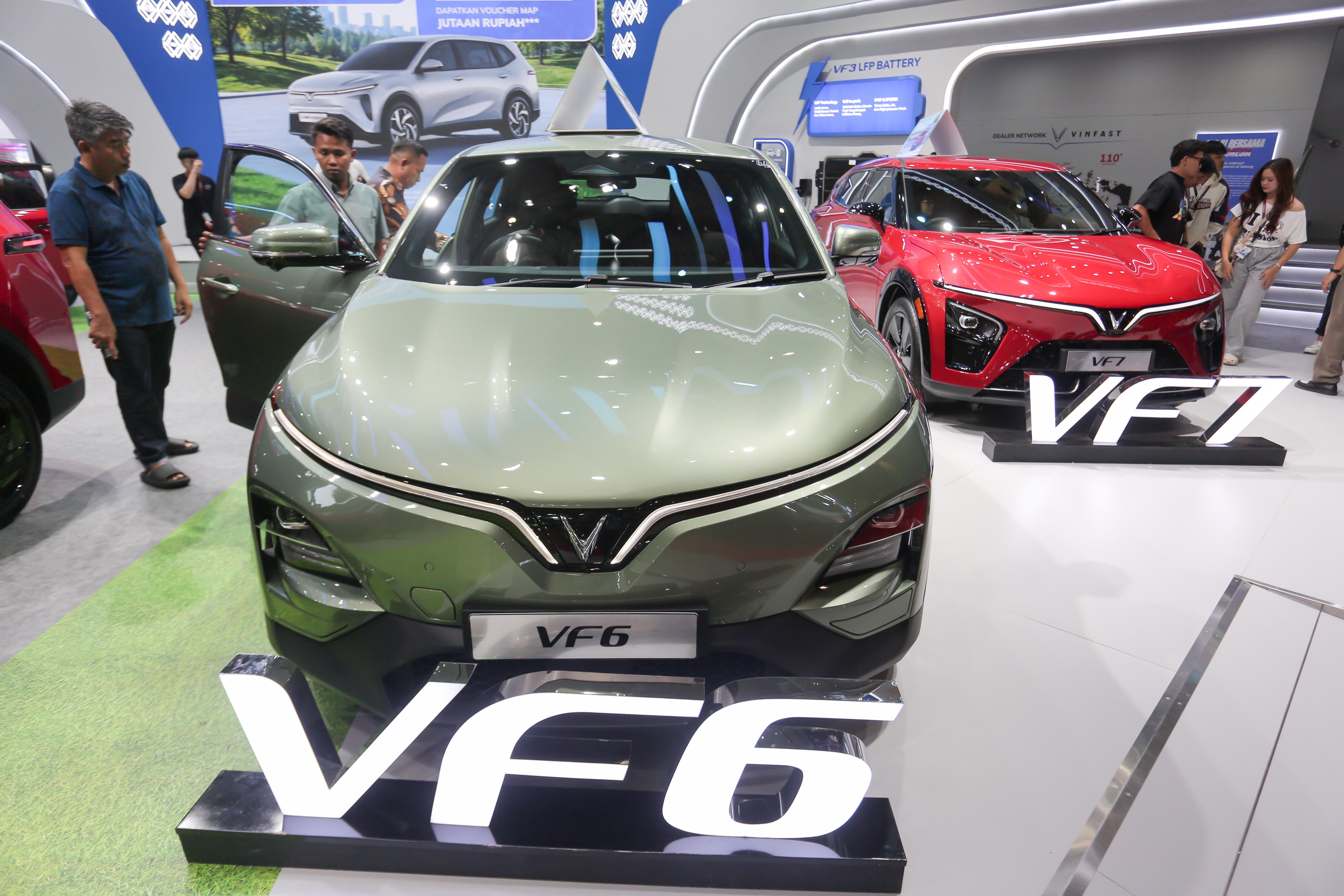 Pengunjung melihat mobil listrik VinFast VF 9 yang dipamerkan pada Indonesia International Motor Show (IIMS) 2026 di JIExpo, Kemayoran, Jakarta, Kamis (12/2/2026). Pameran yang menampilkan kendaraan konvensional dan listrik dari berbagai merek dengan inovasi serta teknologi hijau yang berkelanjutan ini berlangsung hingga 15 Februari 2026.