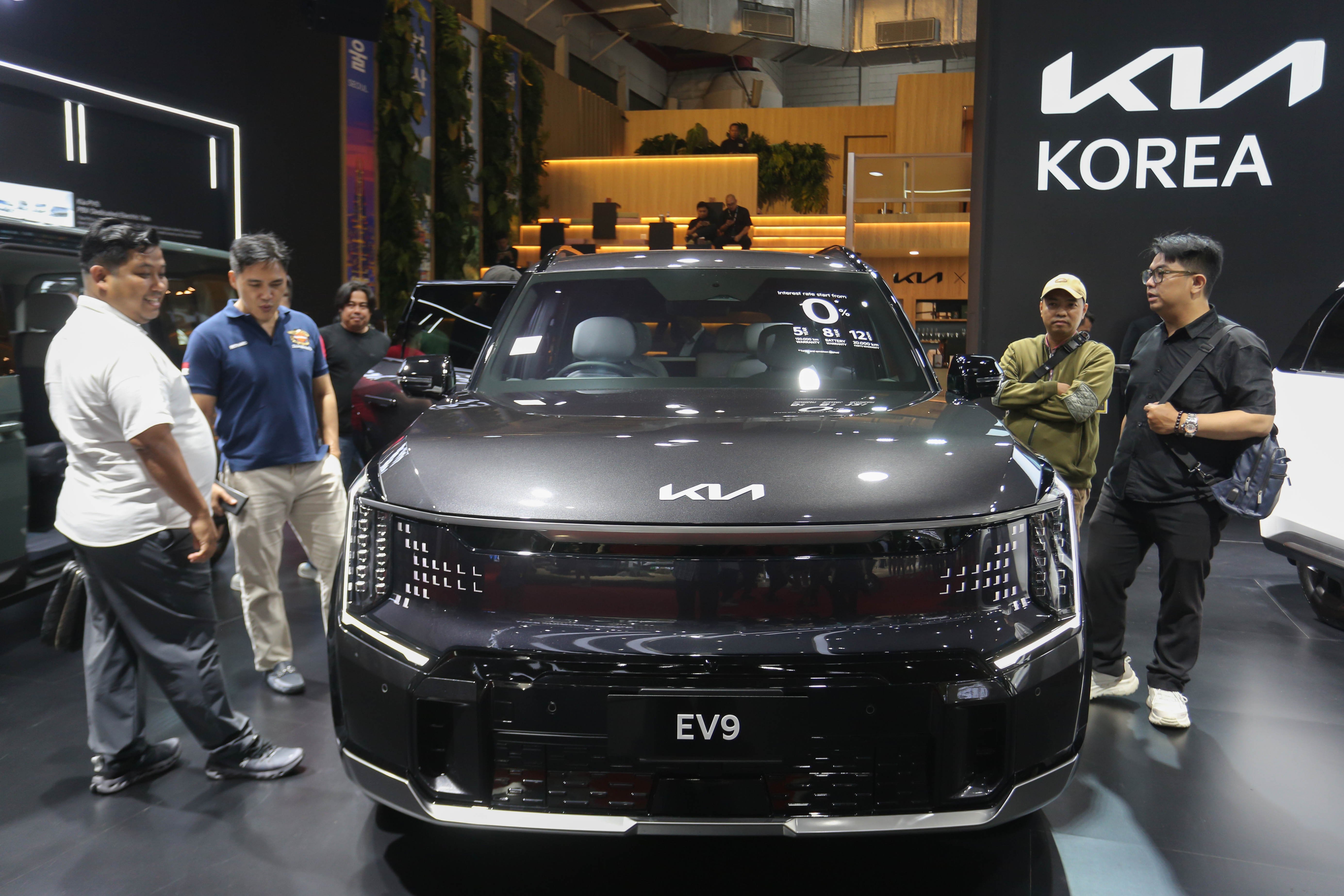 Pengunjung melihat mobil listrik Kia EV9 yang dipamerkan pada Indonesia International Motor Show (IIMS) 2026 di JIExpo, Kemayoran, Jakarta, Kamis (12/2/2026). Pameran yang menampilkan kendaraan konvensional dan listrik dari berbagai merek dengan inovasi serta teknologi hijau yang berkelanjutan ini berlangsung hingga 15 Februari 2026.