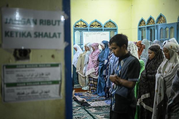Umat Islam penyintas bencana hidrometereologi melaksanakan Shalat Tarawih di Masjid Taqwa Batu Hula, Batang Toru, Tapanuli Selatan, Sumatera Selatan, Rabu (18/2/2026). Umat Islam penyintas bencana di Batu Hula melaksanakan ibadah puasa Ramadhan 1447 Hijriah pada Kamis (19/2).
