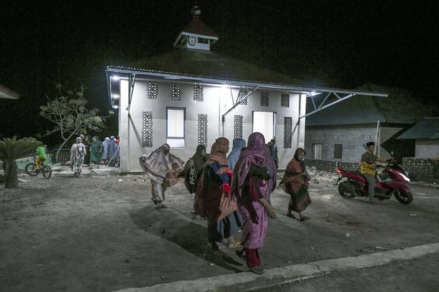 Umat Islam berjalan pulang usai melaksanakan shalat Tarawih perdana di Mushala Al-Hidayah hunian sementara (huntara) Kayu Pasak, Palembayan, Agam, Sumatera Barat, Rabu (18/2/2026). Penyintas bencana banjir bandang melaksanakan shalat Tarawih perdana di huntara yang dihuni 117 kepala keluarga sebelum melaksanakan ibadah puasa Ramadhan 1447 Hijriah pada Kamis (19/2).