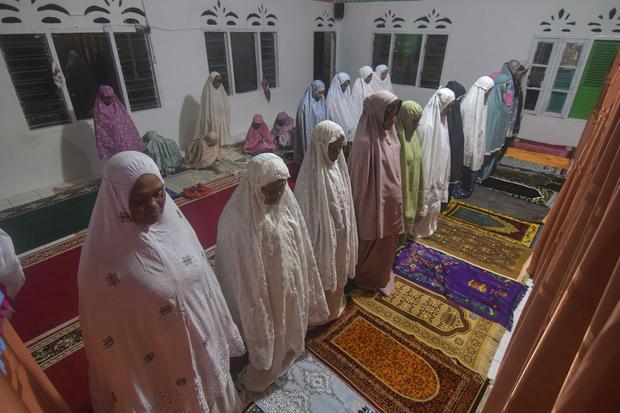 Umat Islam penyintas bencana melaksanakan Shalat Tarawih pertama di mushalla (menasa) Desa Toweren Uken, Kecamatan Lut Tawar, Kabupaten Aceh Tengah, Aceh, Rabu (18/2/2026). Umat Islam penyintas bencana hidrometeorologi di daerah itu melaksanakan puasa pertama Ramadhan 1447 H pada Kamis (19/2) sesuai penetapan dari Kementerian Agama melalui sidang isbat pada Selasa (17/2).
