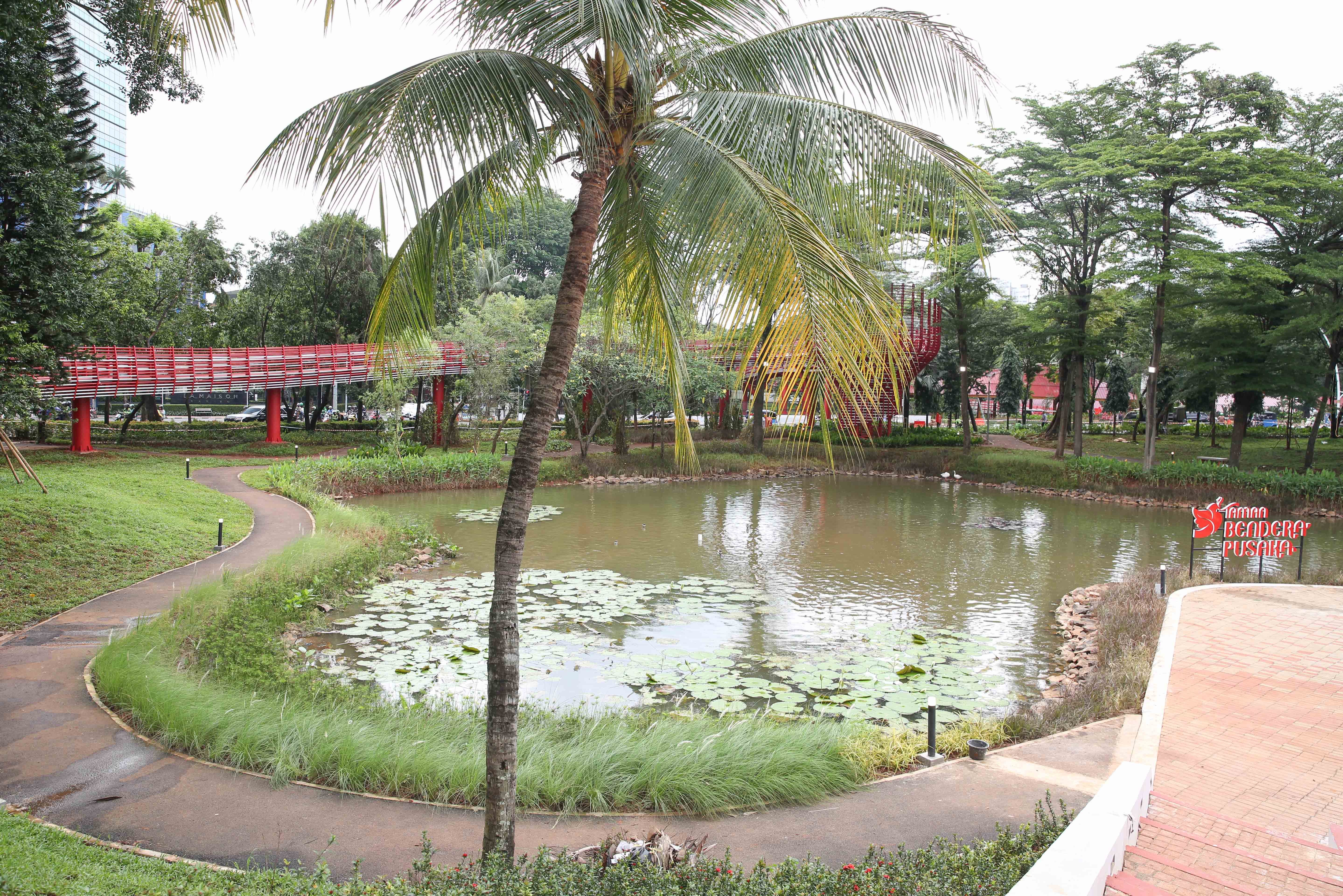 Suasana pembangunan Taman Bendera Pusaka di Jakarta Selatan, Rabu (18/2/2026). Taman seluas 5,6 hektare yang menggabungkan tiga taman, yakni Taman Langsat, Taman Ayodya dan Taman Leuser ini prosesnya telah mencapai 92 persen dan dijadwalkan akan dibuka paling lambat pada Maret 2026.