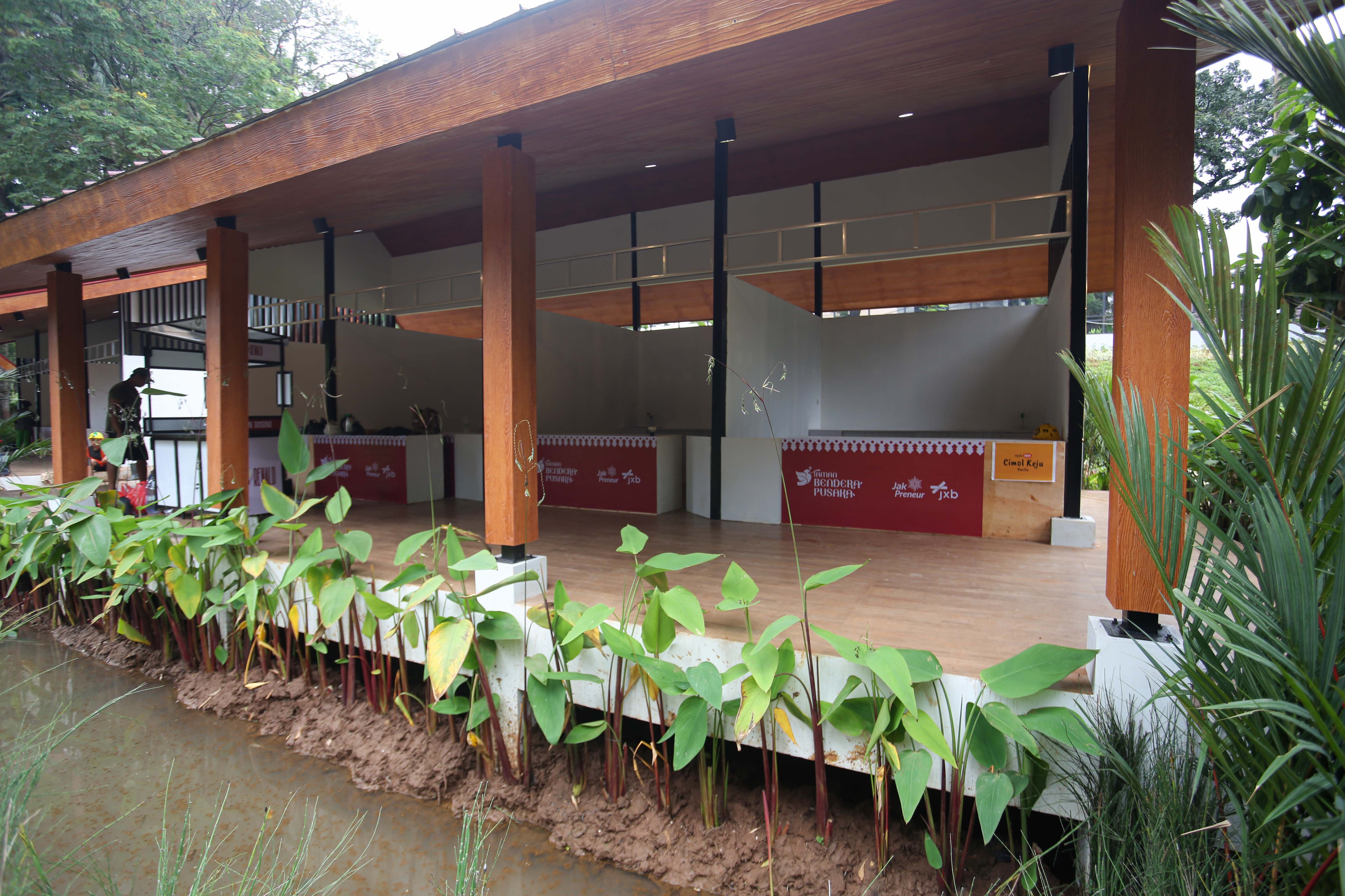 Area penjualan bagi pedagang Usaha Mikro Kecil Menengah (UMKM) di Taman Bendera Pusaka yang tengah dibangun di Jakarta Selatan, Rabu (18/2/2026). Taman seluas 5,6 hektare yang menggabungkan tiga taman, yakni Taman Langsat, Taman Ayodya dan Taman Leuser ini prosesnya telah mencapai 92 persen dan dijadwalkan akan dibuka paling lambat pada Maret 2026.