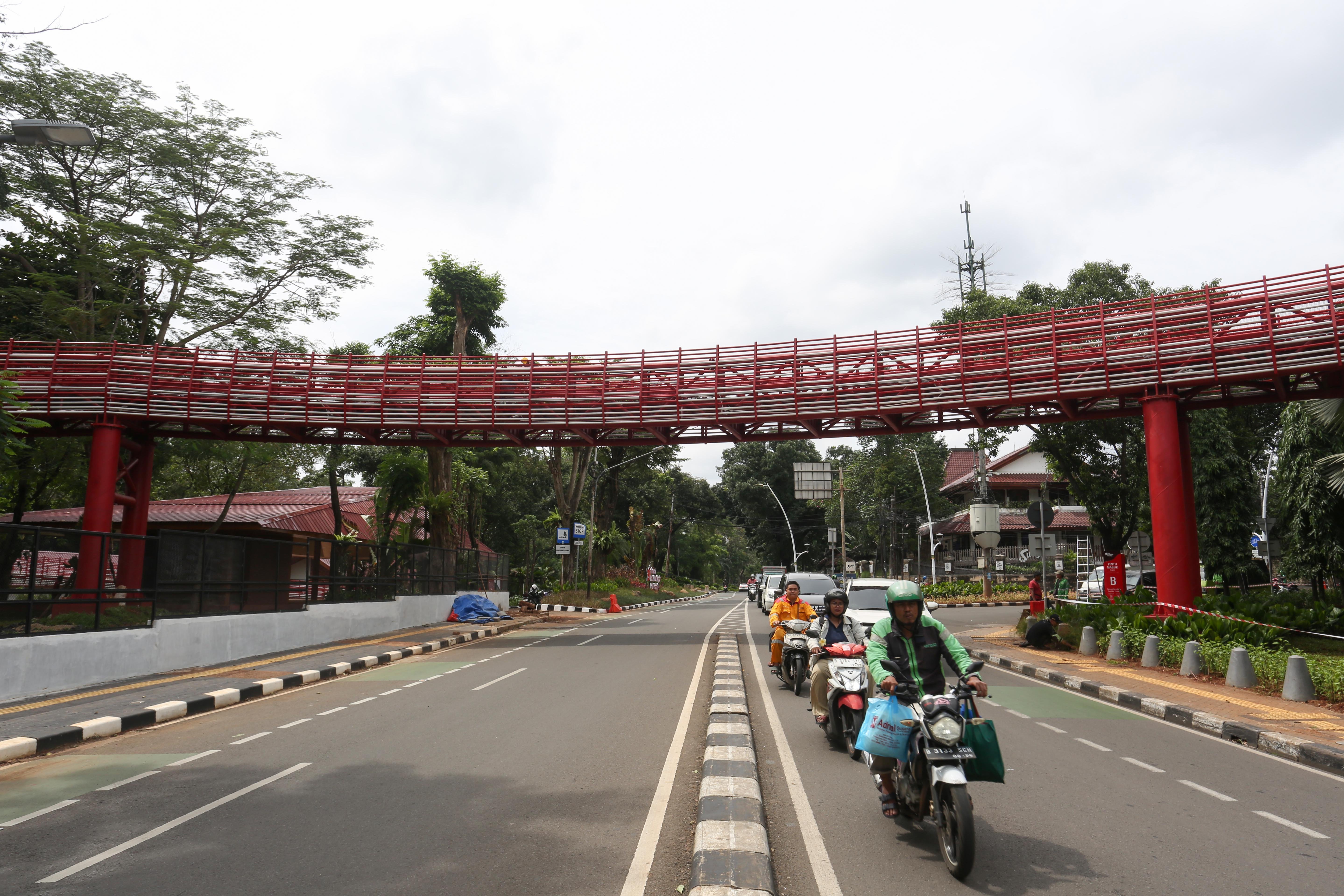 Pengendara melintas di bawah jembatan penghubung Taman Bendera Pusaka di Jakarta Selatan, Rabu (18/2/2026). Taman seluas 5,6 hektare yang menggabungkan tiga taman, yakni Taman Langsat, Taman Ayodya dan Taman Leuser ini prosesnya telah mencapai 92 persen dan dijadwalkan akan dibuka paling lambat pada Maret 2026.