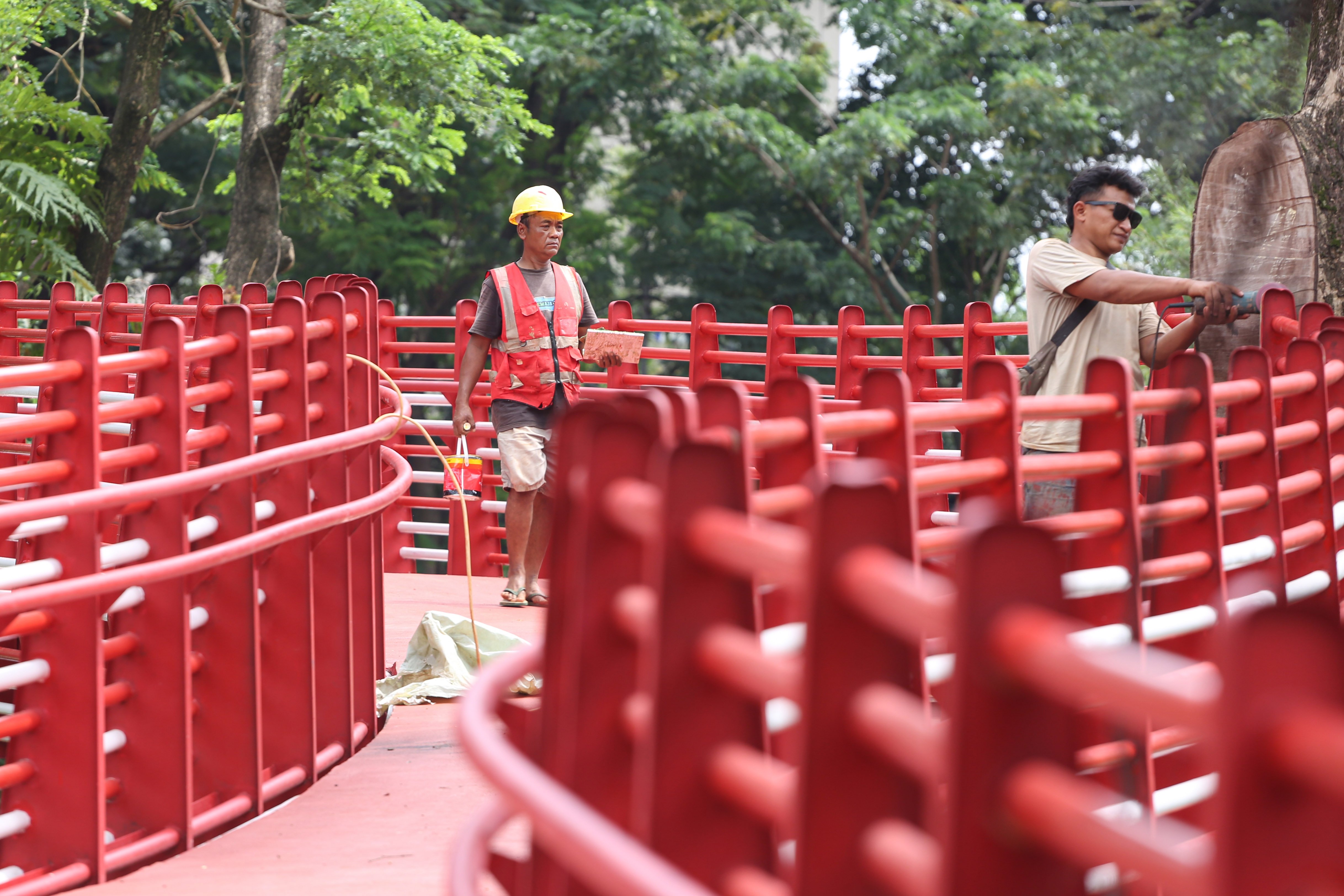 Pekerja menyelesaikan pembangunan jembatan penghubung Taman Bendera Pusaka di Jakarta Selatan, Rabu (18/2/2026). Taman seluas 5,6 hektare yang menggabungkan tiga taman, yakni Taman Langsat, Taman Ayodya dan Taman Leuser ini prosesnya telah mencapai 92 persen dan dijadwalkan akan dibuka paling lambat pada Maret 2026.